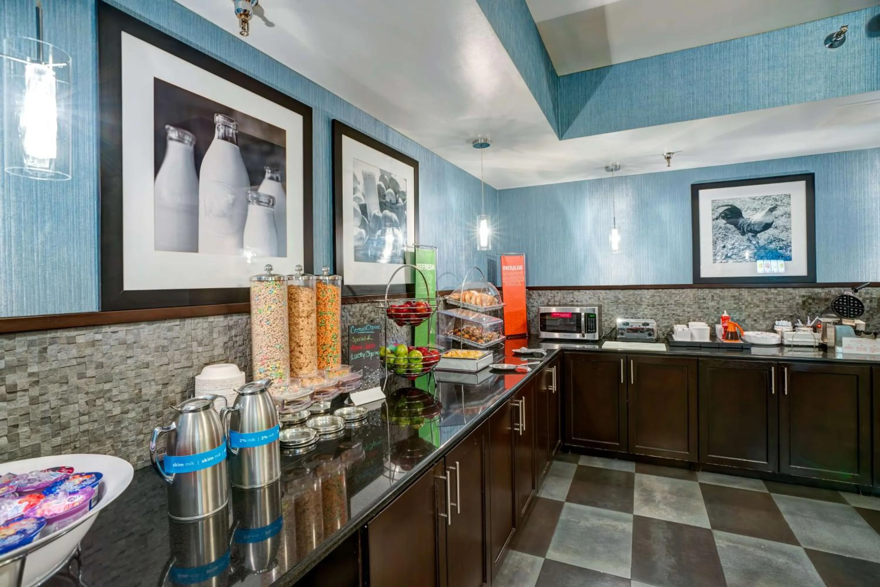 Dining area in Hampton Inn State College