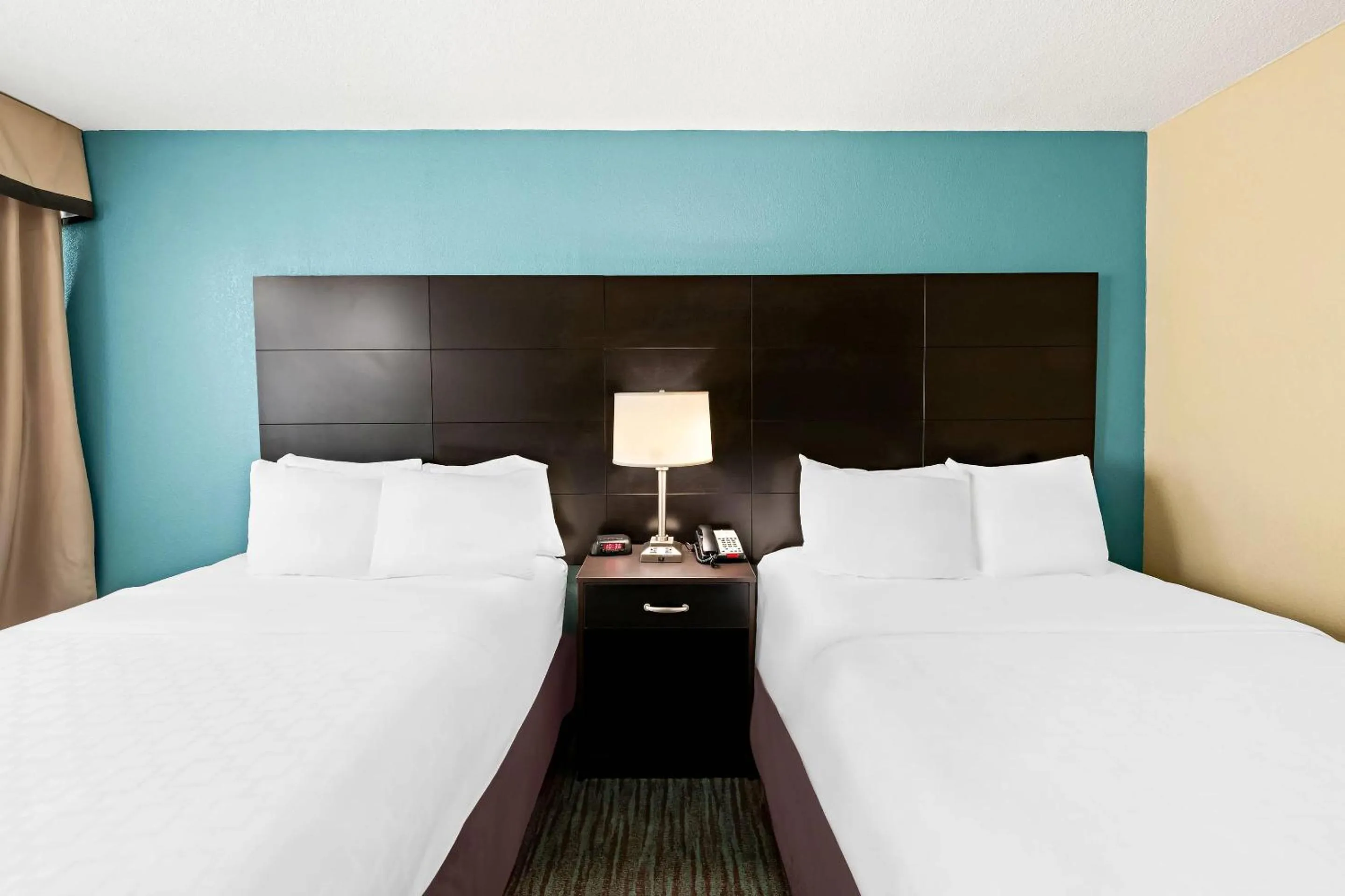 Bedroom, Bed in Quality Inn Dayton Airport