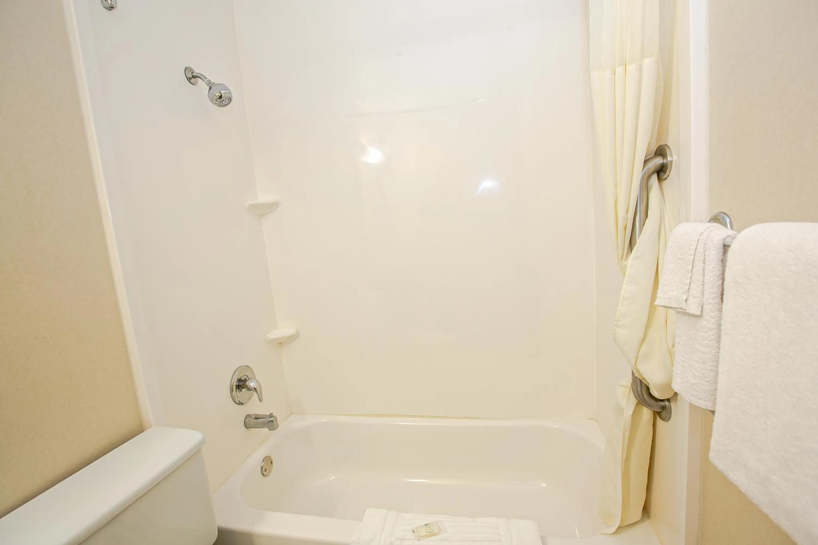 Shower in Quality Inn Dayton Airport