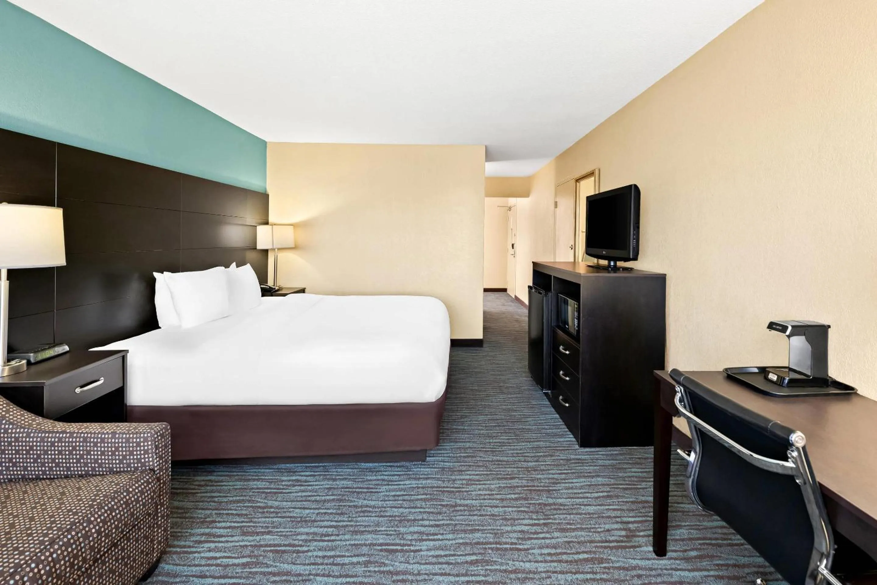 Bedroom, Bed in Quality Inn Dayton Airport