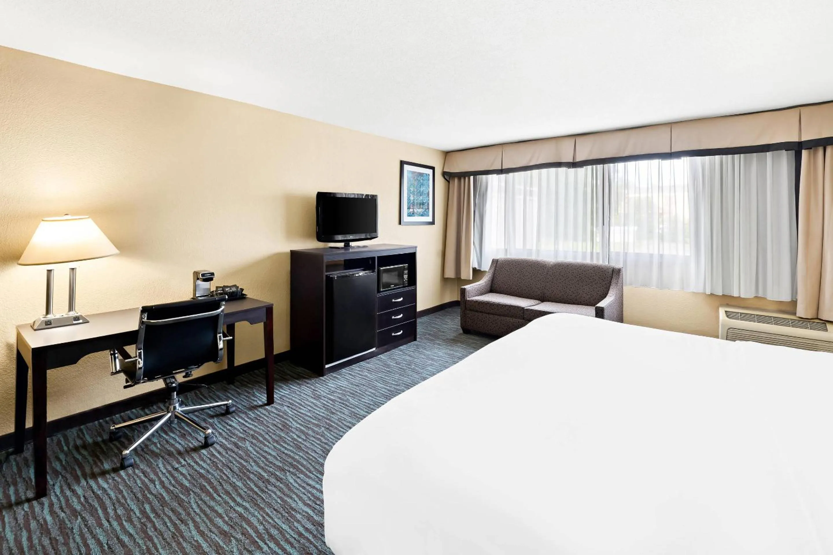 Bedroom, Bed in Quality Inn Dayton Airport