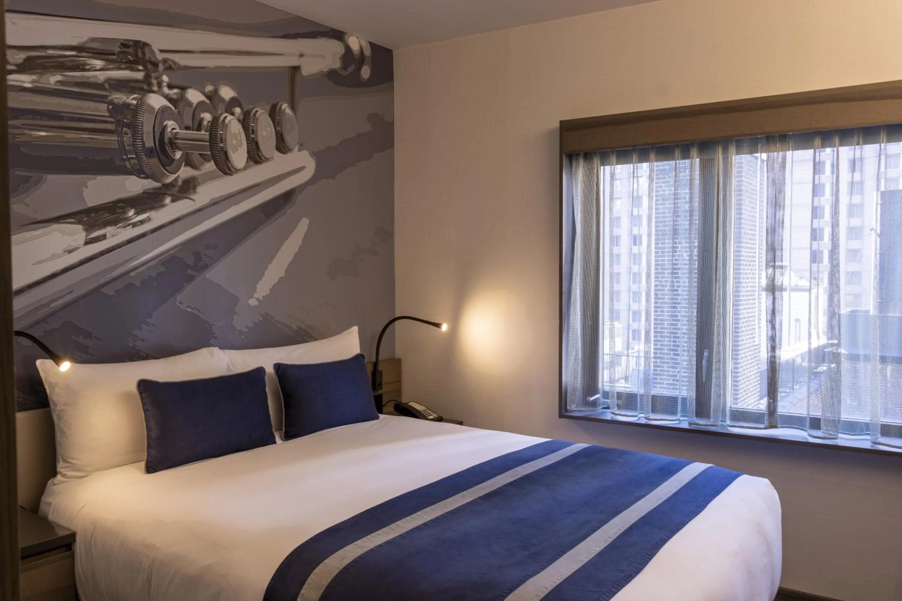 Bedroom, Bed in Carnegie Hotel