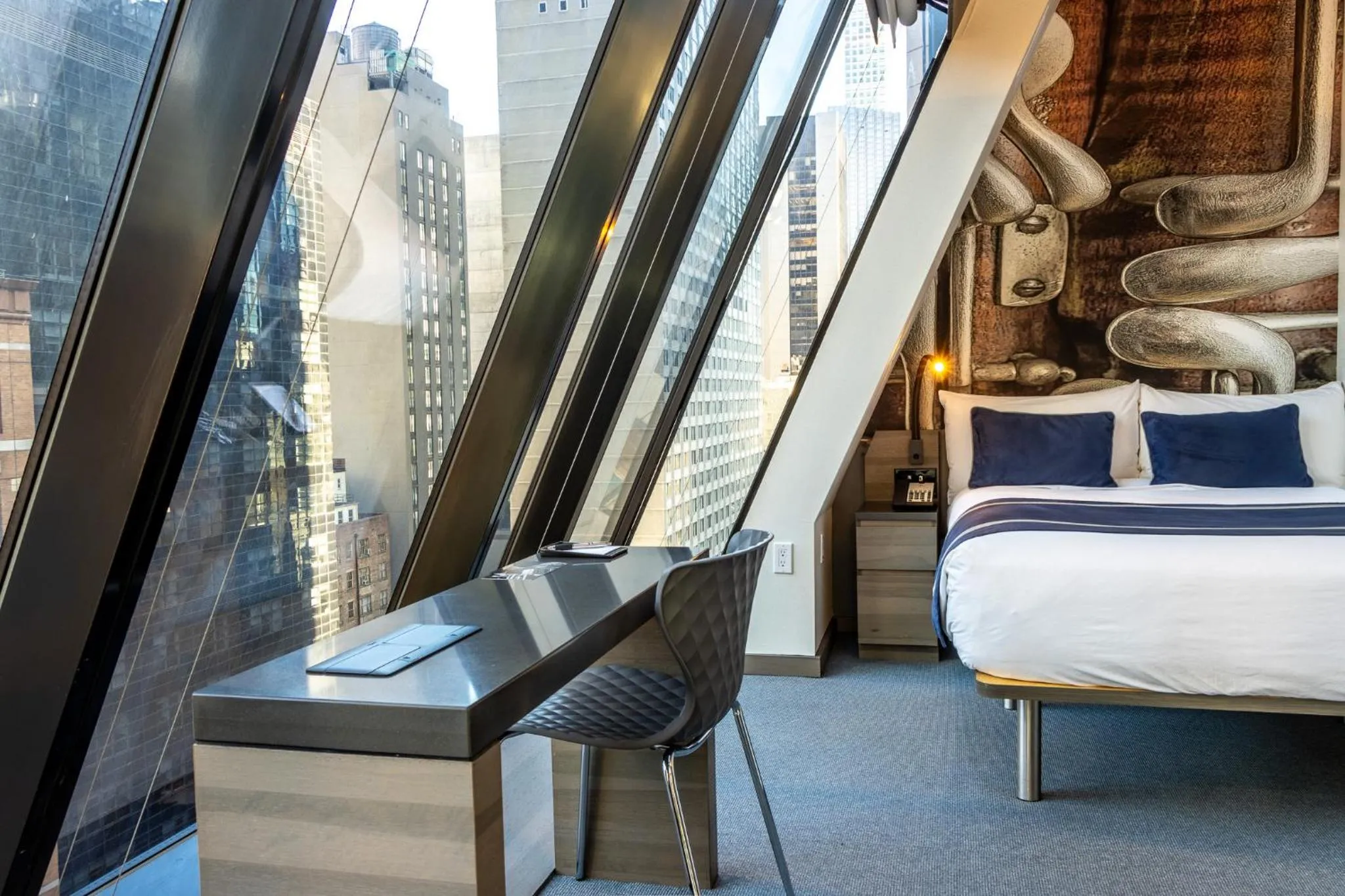 Bedroom, Bed in Carnegie Hotel