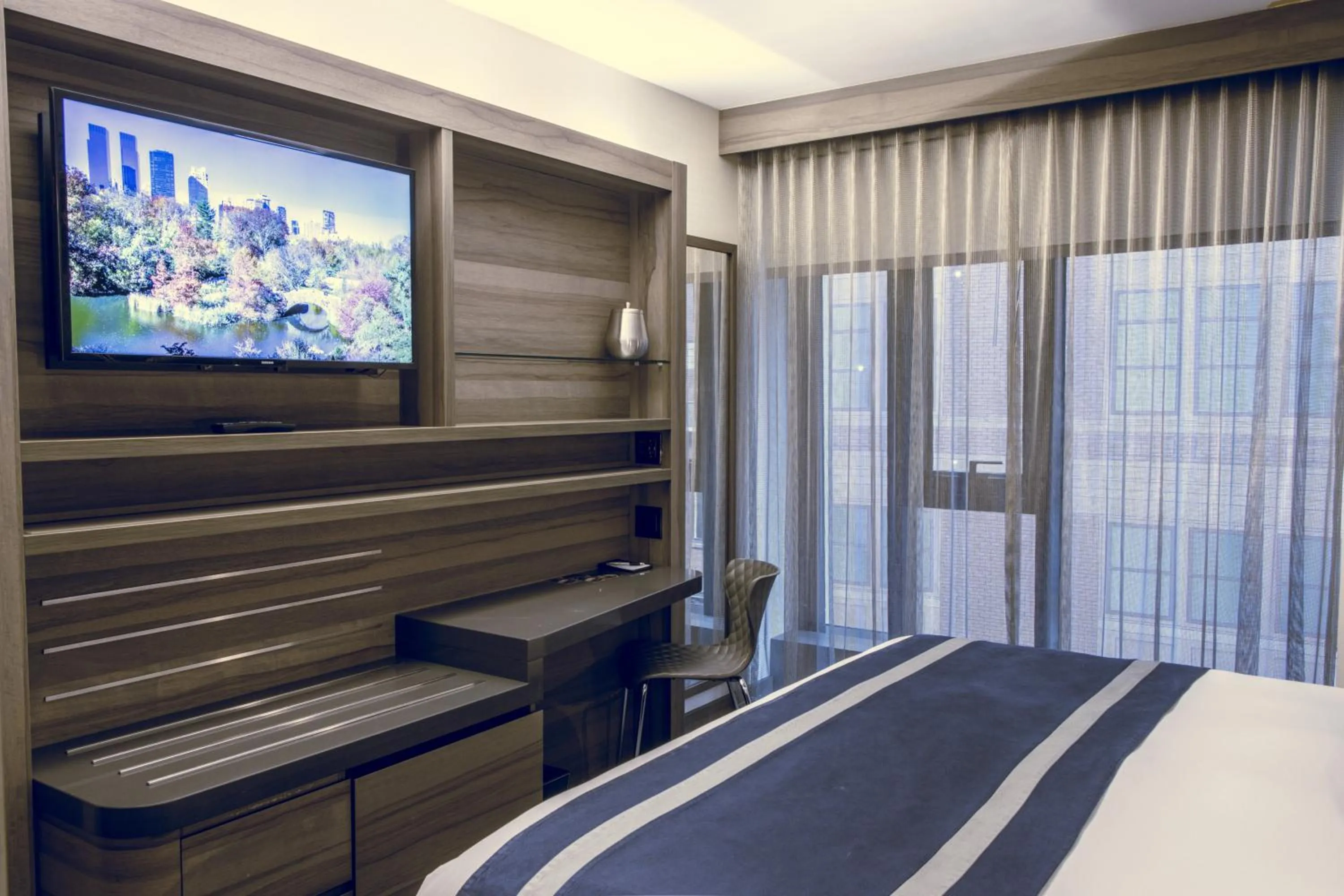 TV and multimedia, Bed in Carnegie Hotel