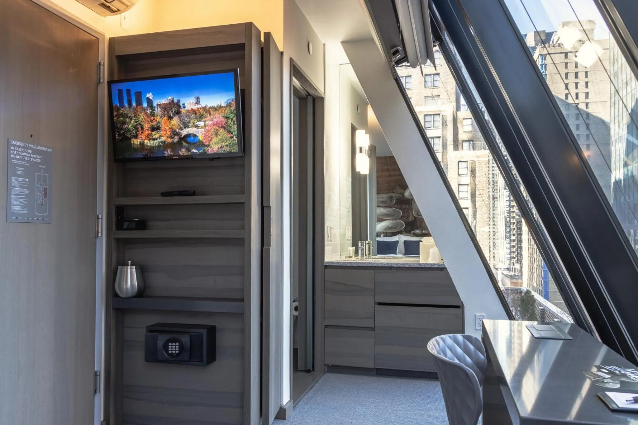 TV and multimedia in Carnegie Hotel