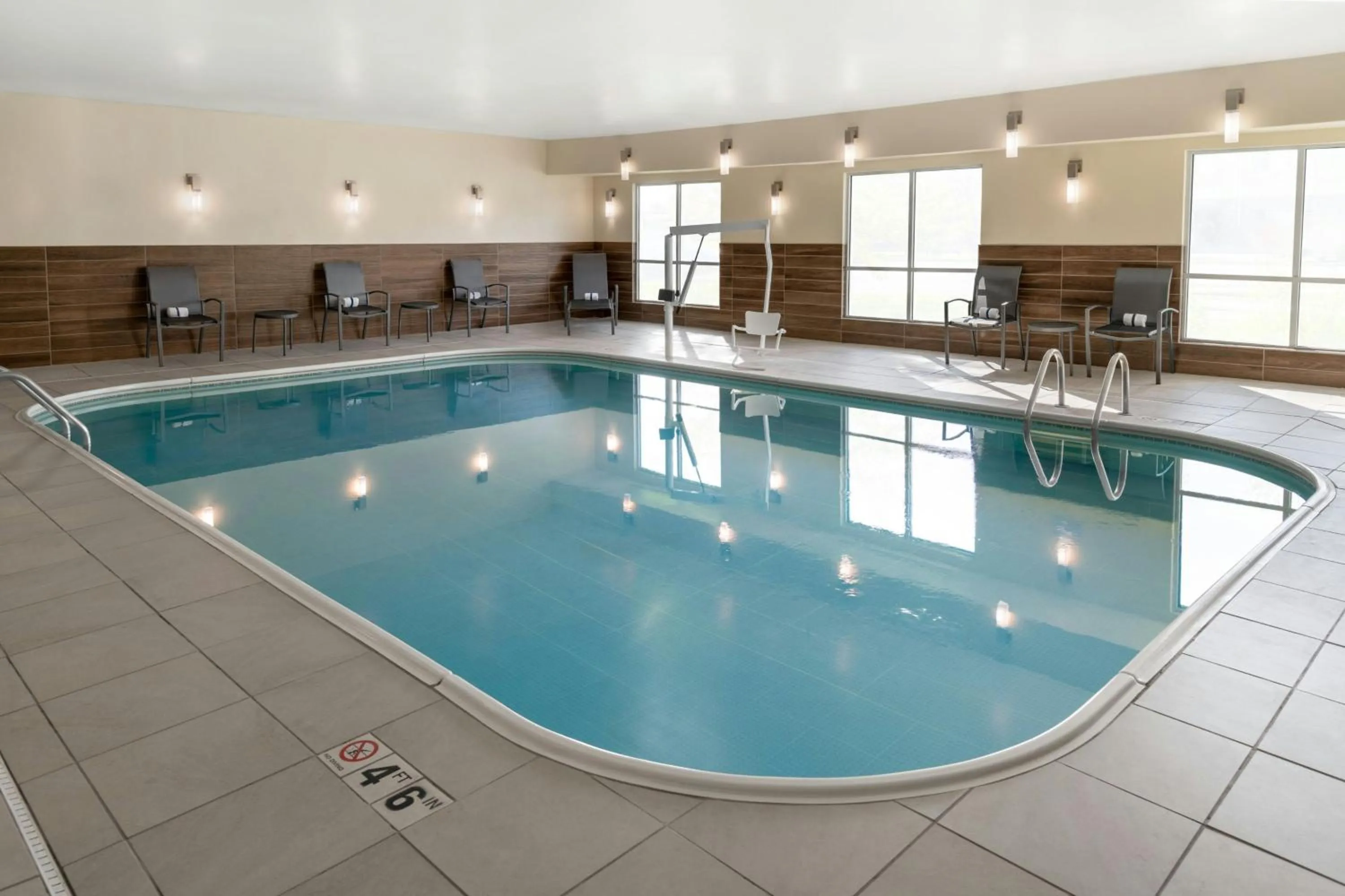 Swimming pool in Fairfield Inn & Suites Saginaw