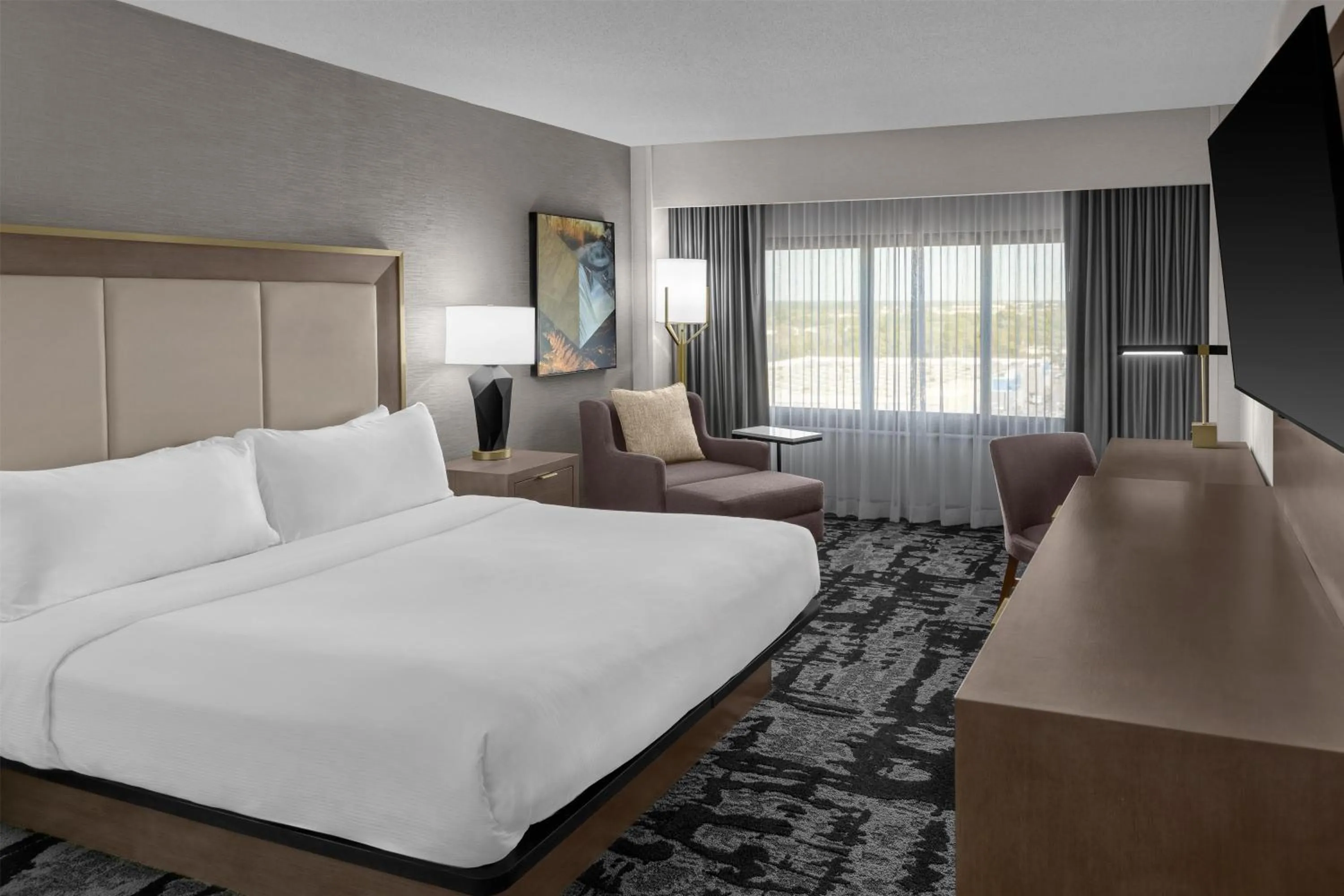 Living room, Bed in DoubleTree by Hilton Springfield