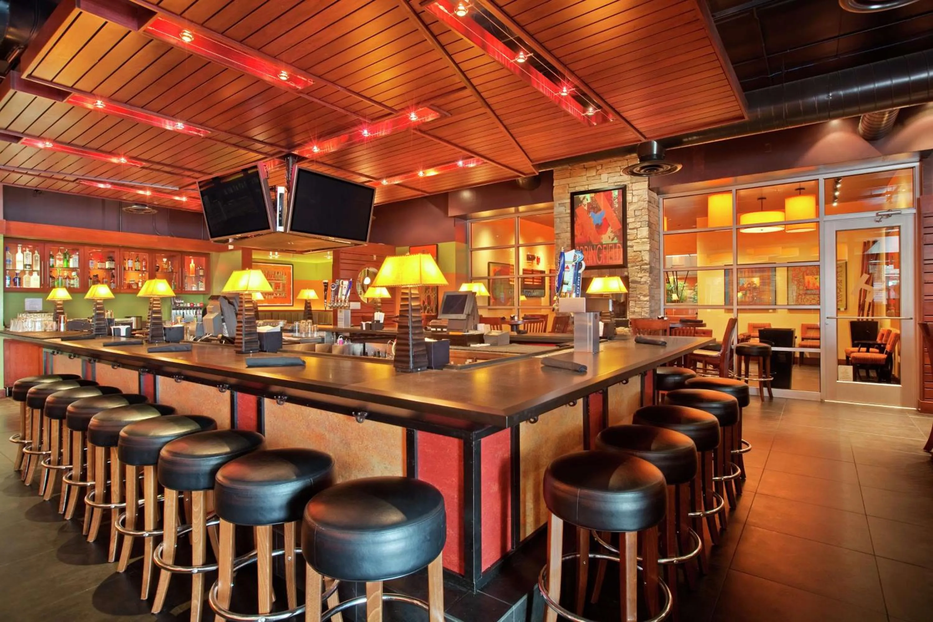 Lounge or bar in DoubleTree by Hilton Springfield