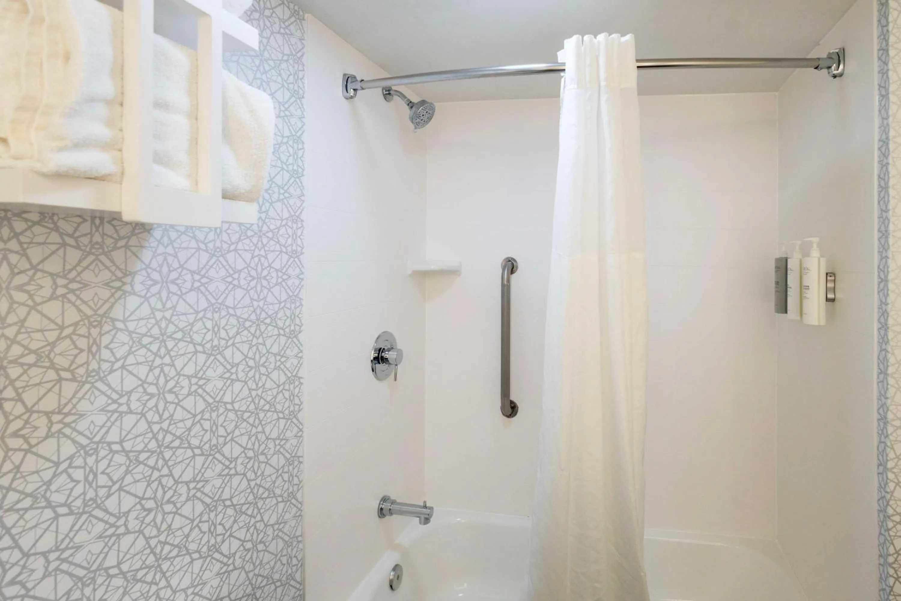 Photo of the whole room in Hampton Inn Springfield