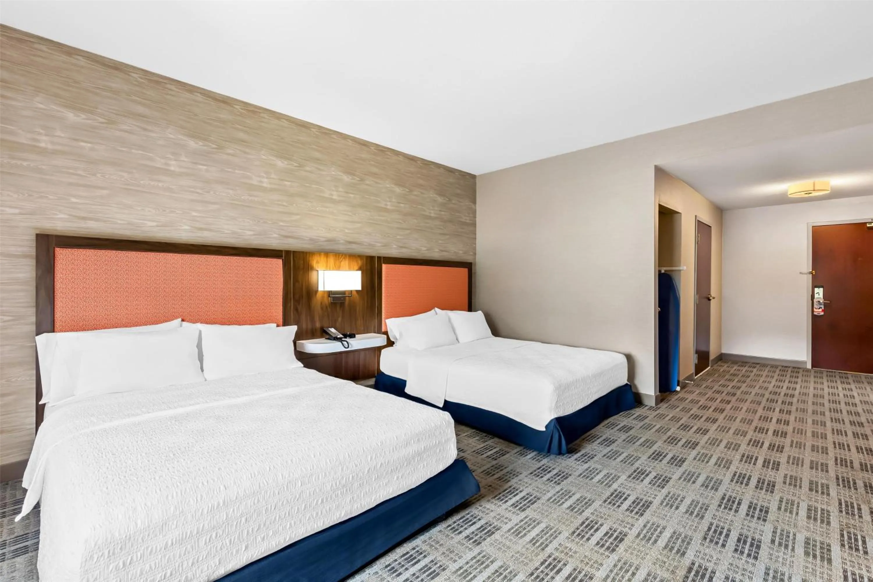 Bed in Hampton Inn & Suites Grove City