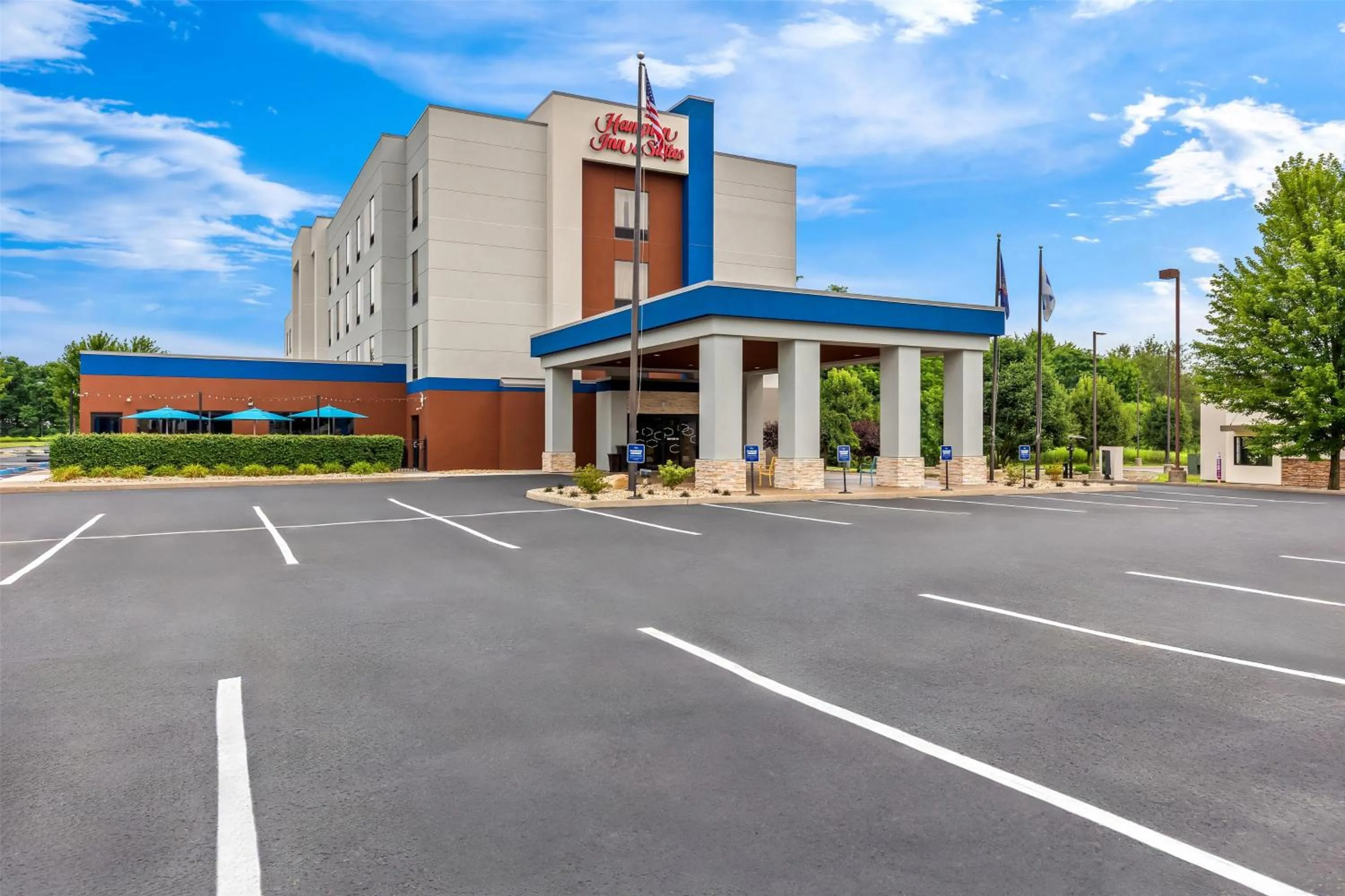 Property building in Hampton Inn & Suites Grove City