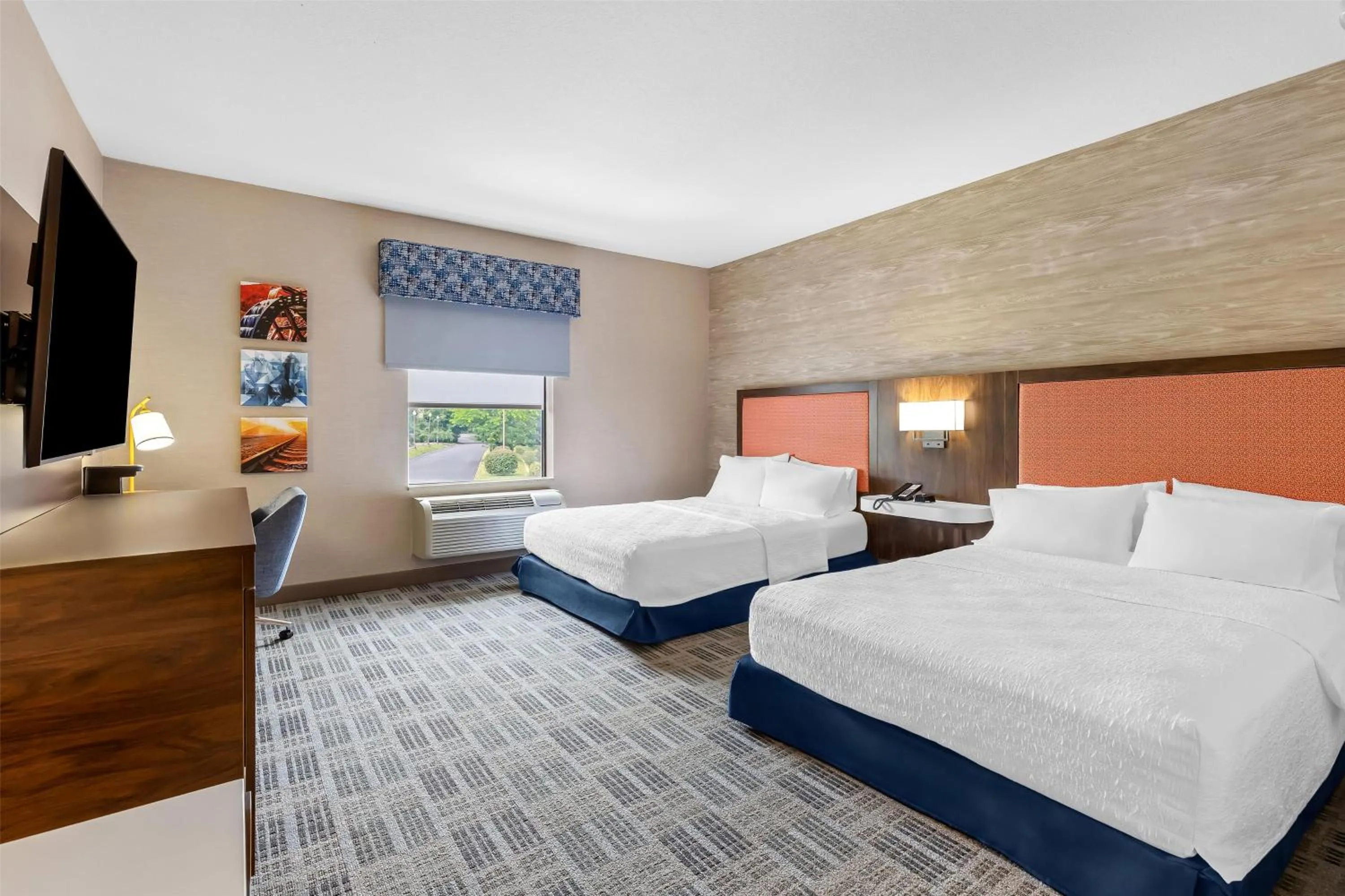 Bed in Hampton Inn & Suites Grove City