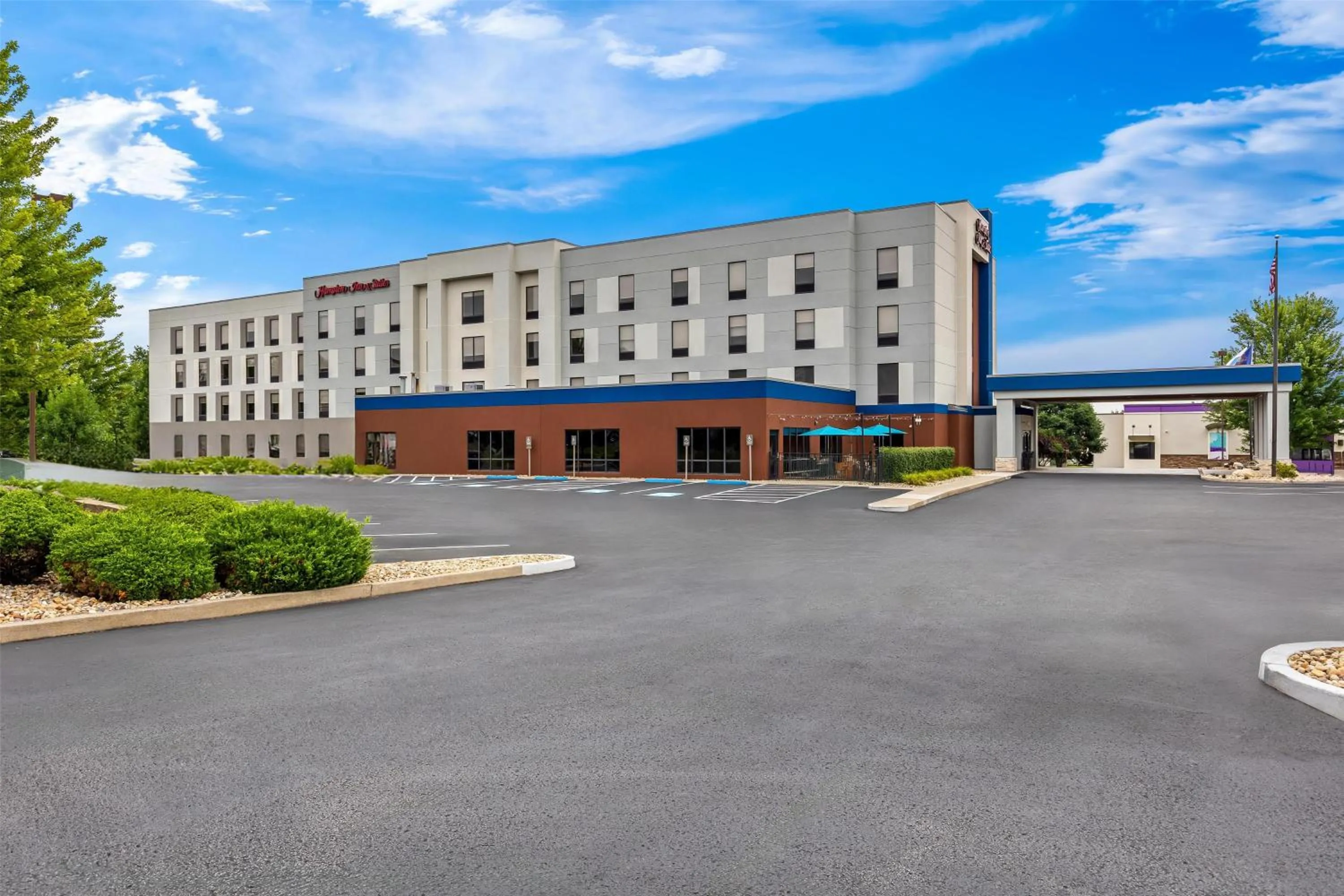 Property building in Hampton Inn & Suites Grove City