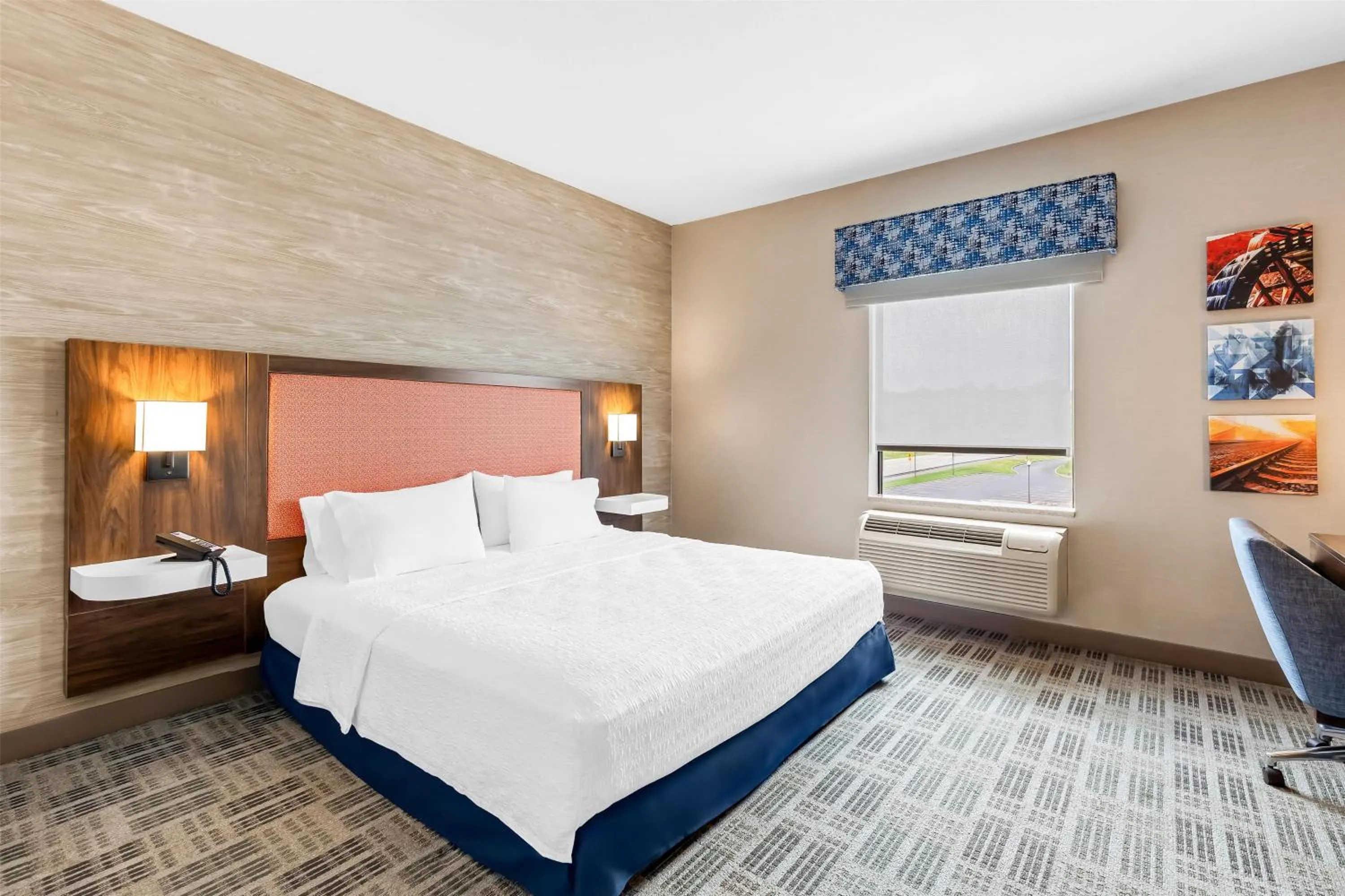 Bed in Hampton Inn & Suites Grove City