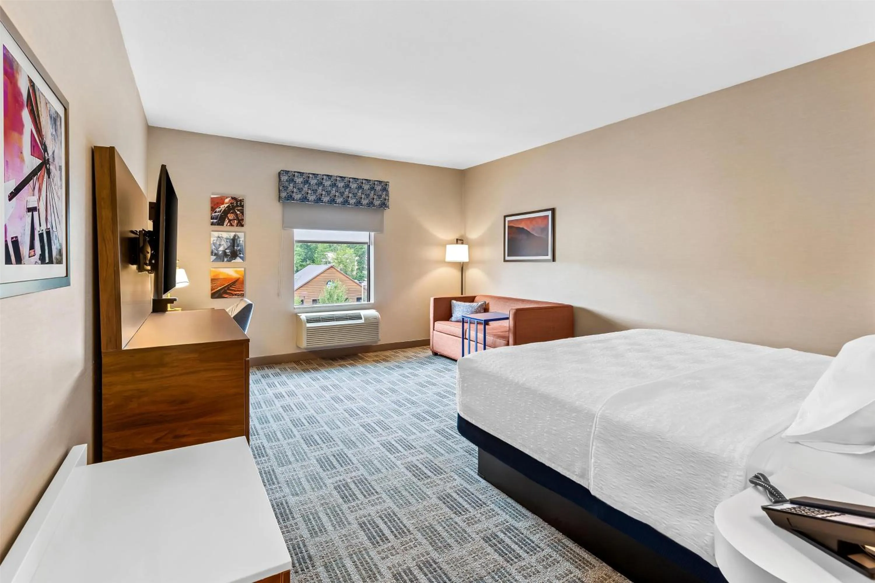 Living room, Bed in Hampton Inn & Suites Grove City