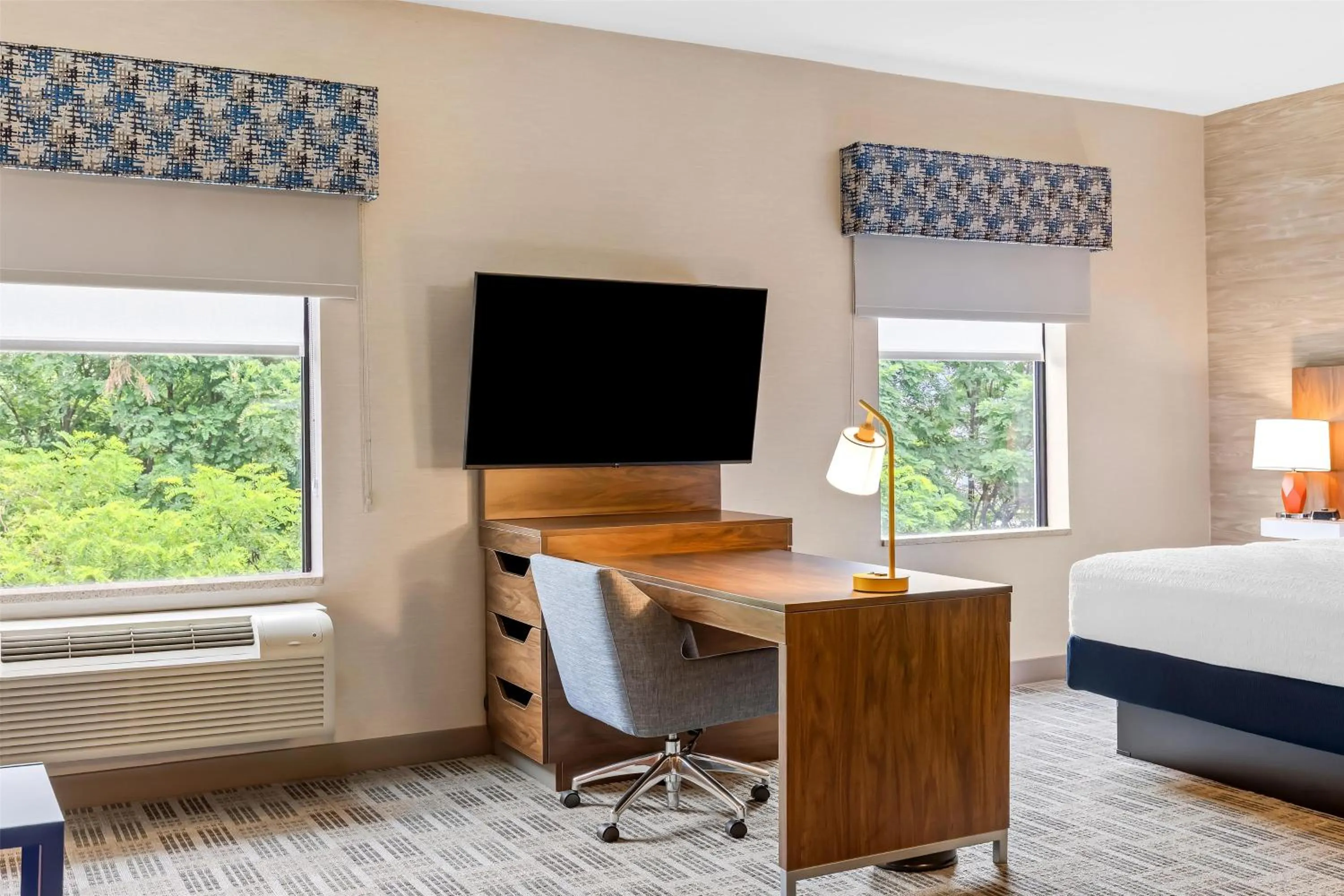 Bed in Hampton Inn & Suites Grove City