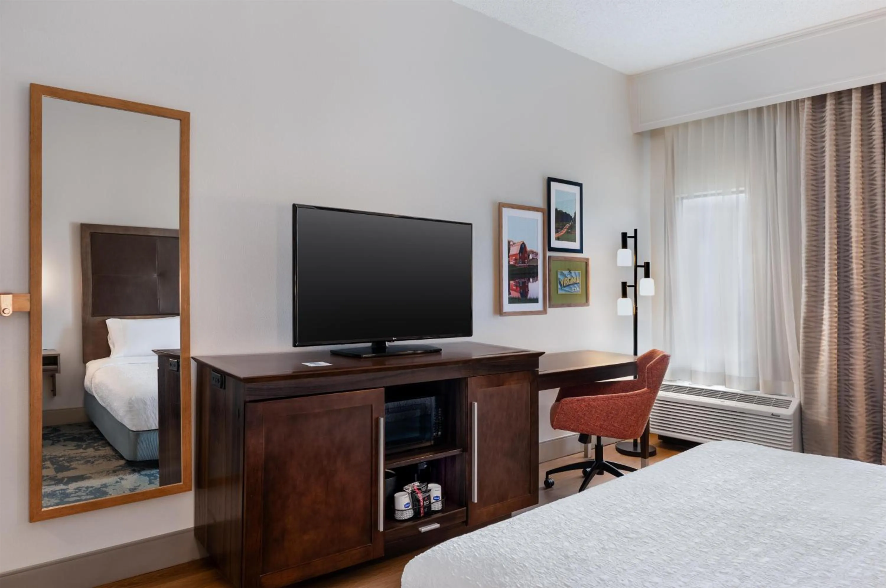 Bedroom, Bed in Hampton Inn South Hill
