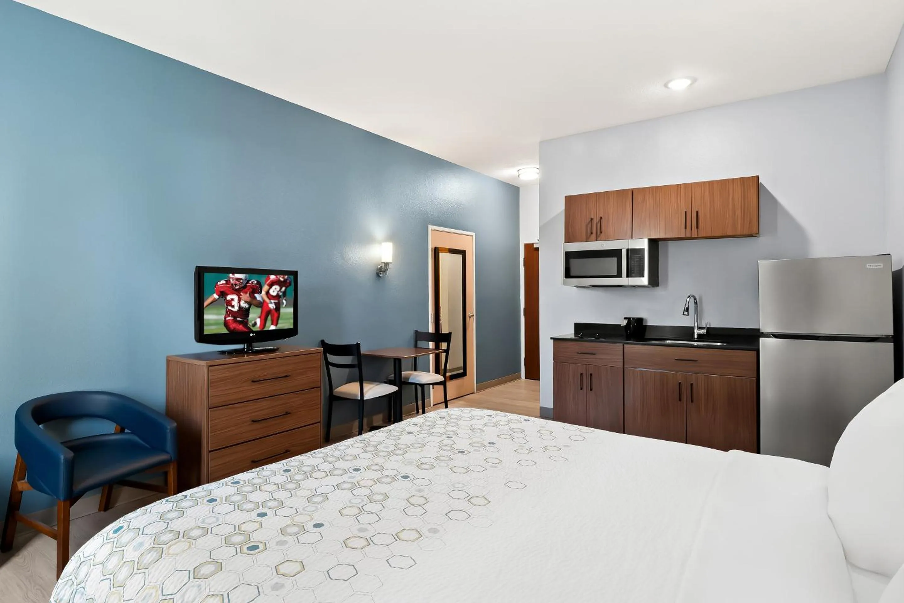 Photo of the whole room, Bed in HomeTowne Studios by Red Roof East Lansing - Okemos