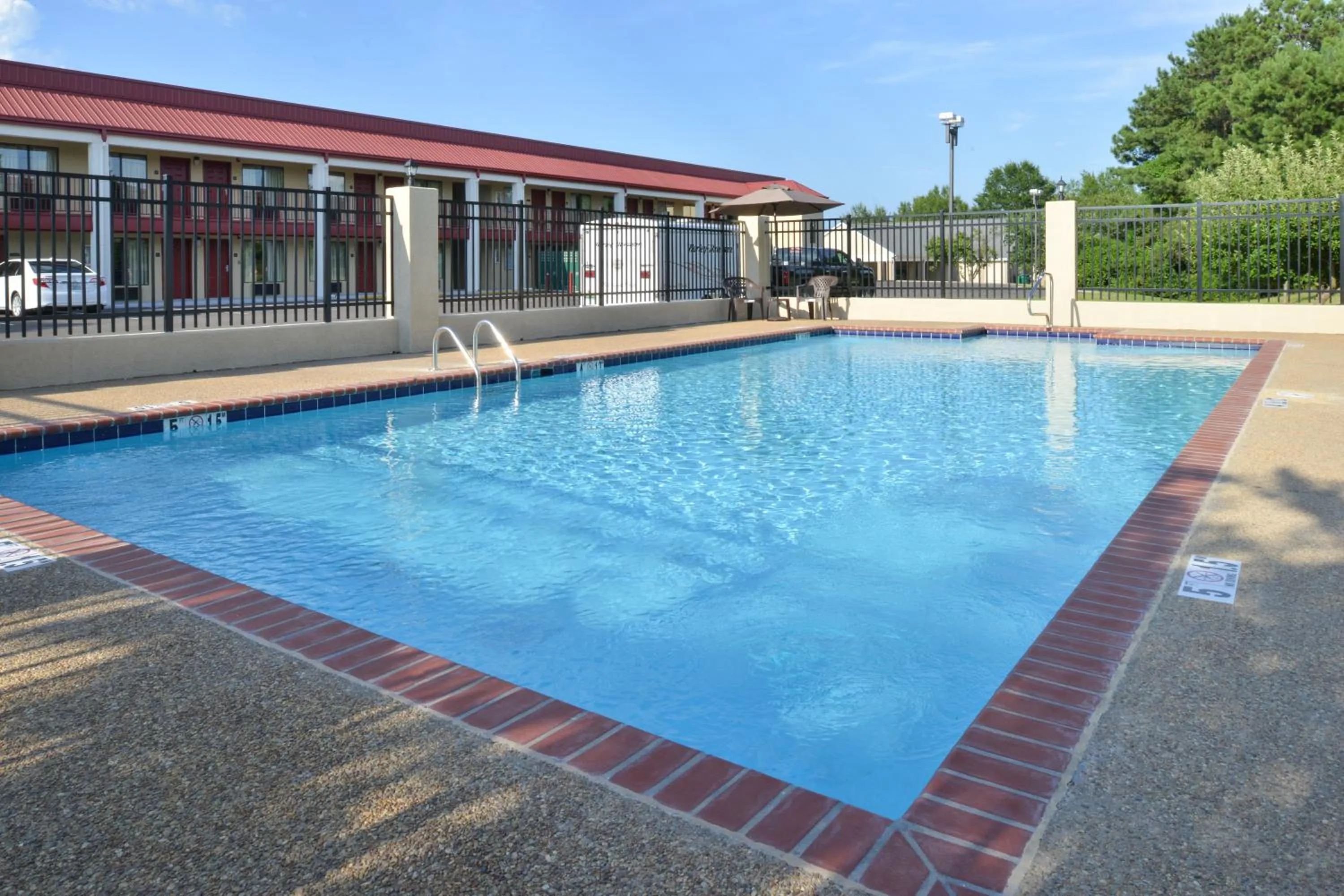 Swimming pool in Americas Best Value Inn Tupelo Barnes Crossing