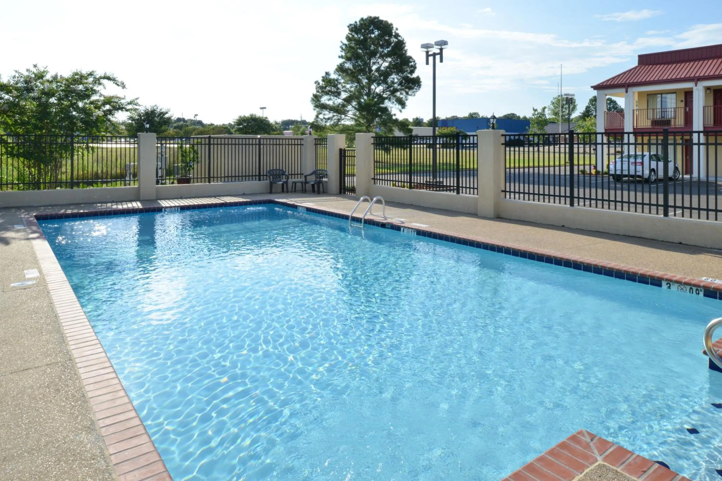 Swimming pool in Americas Best Value Inn Tupelo Barnes Crossing