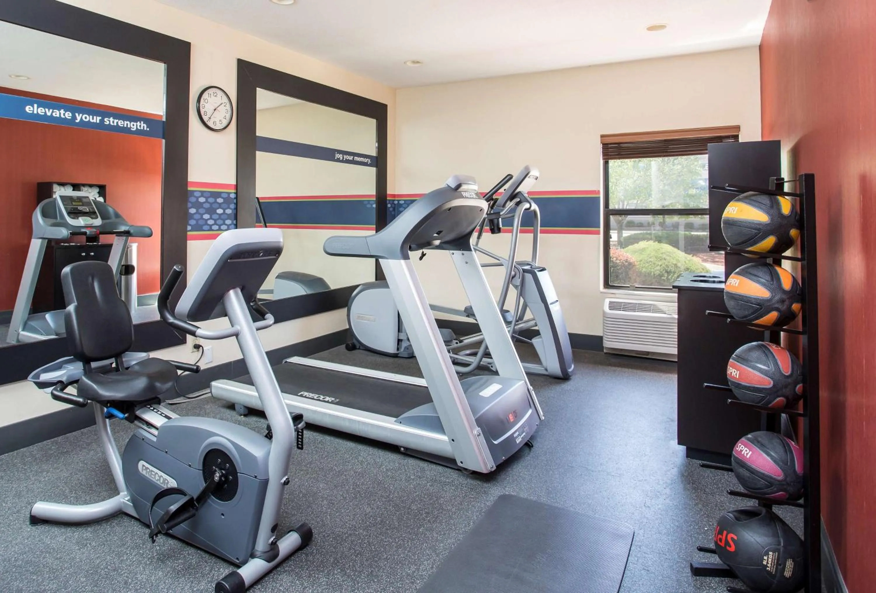 Fitness centre/facilities in Hampton Inn Shawnee