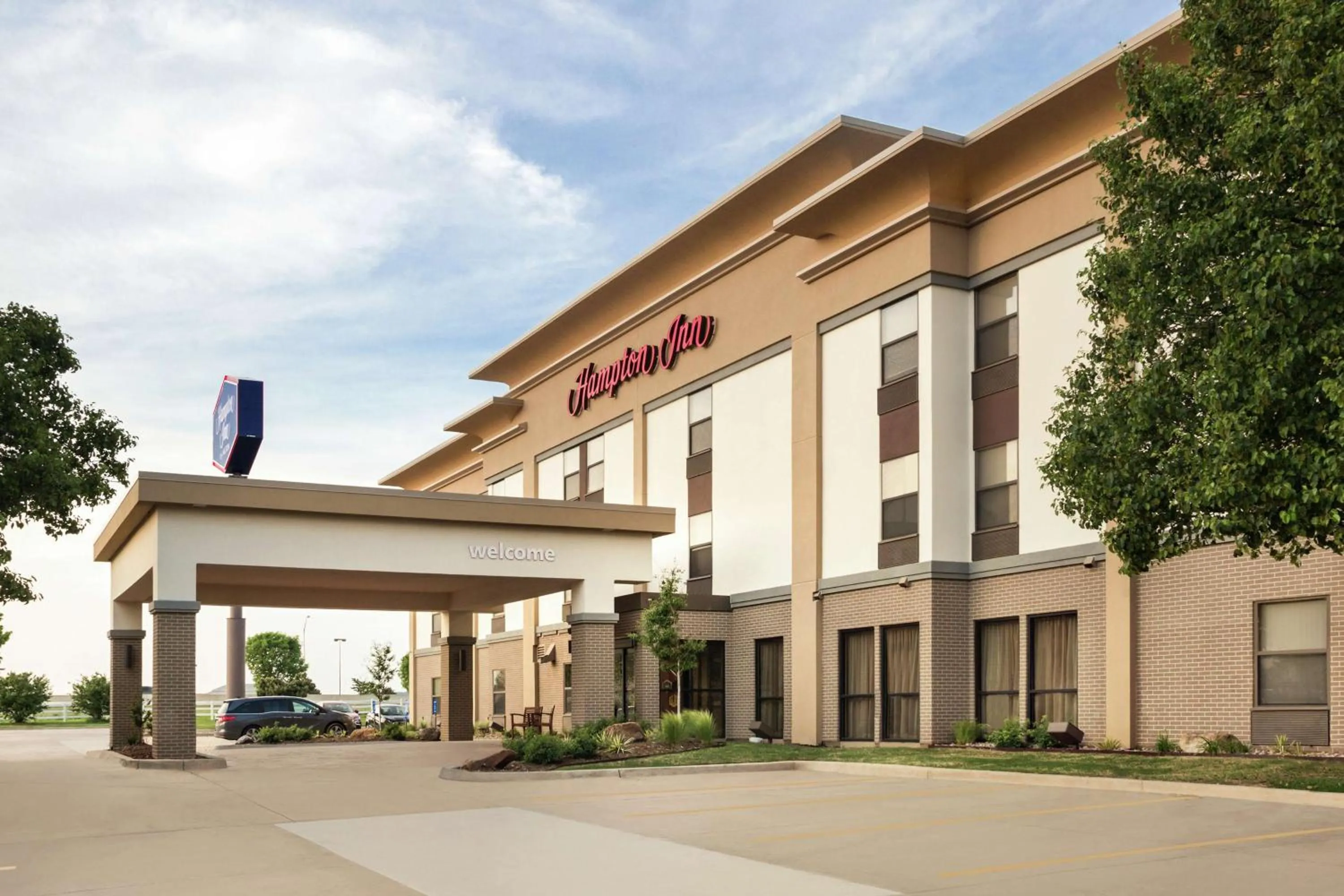 Property building in Hampton Inn Shawnee