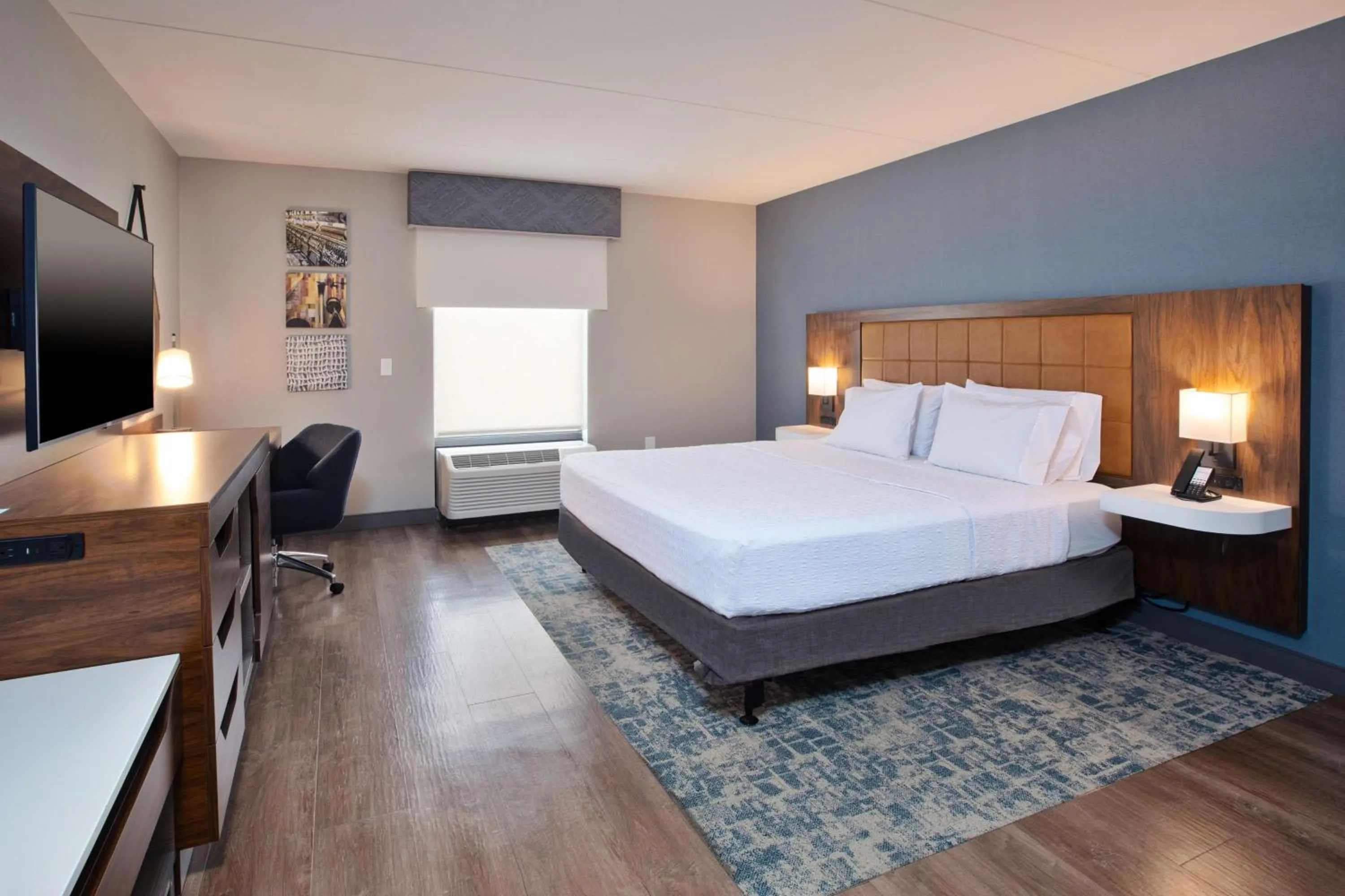 Bed in Hampton Inn & Suites Spartanburg-I-26-Westgate Mall