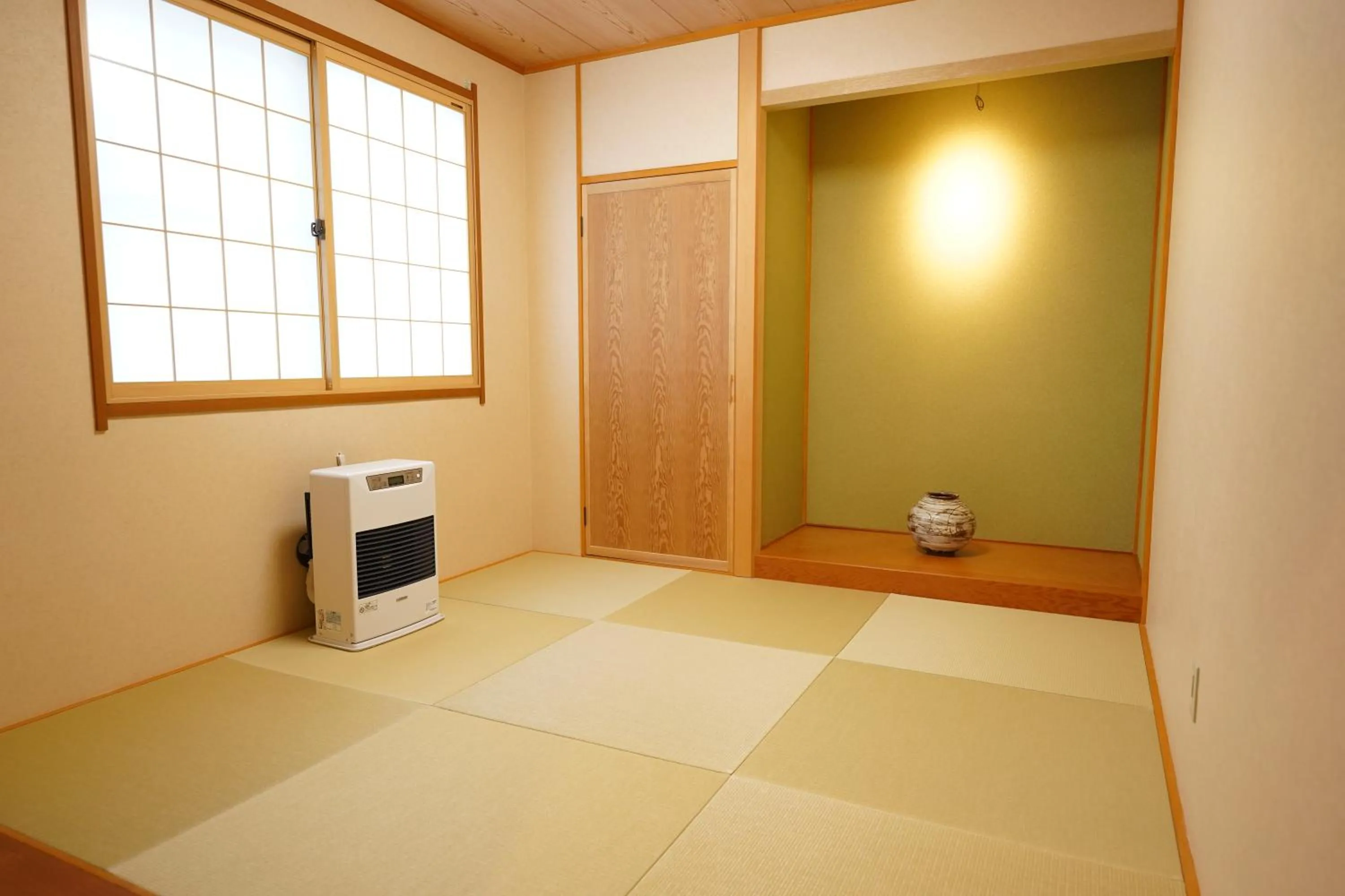 Photo of the whole room in Soumeian