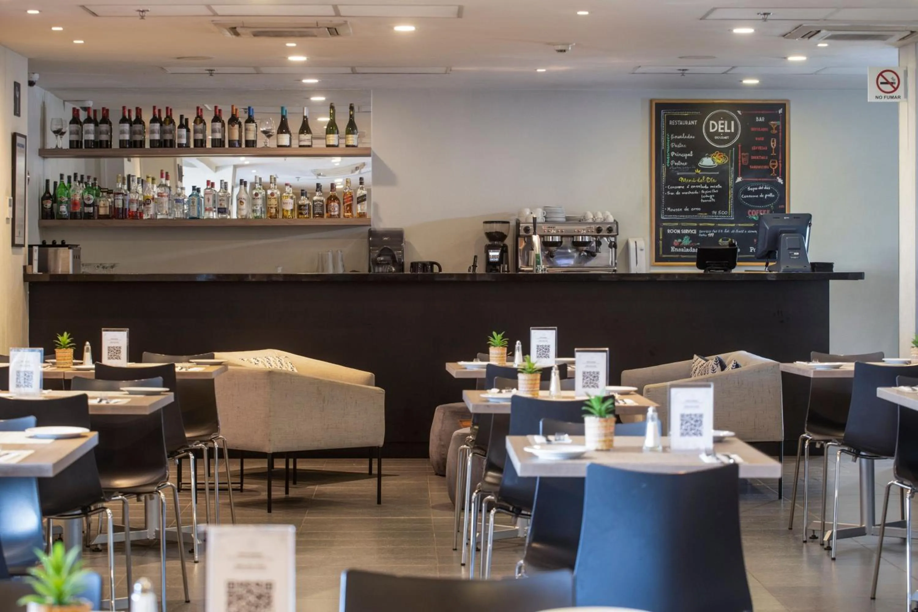 Lounge or bar in City Express by Marriott Santiago Aeropuerto