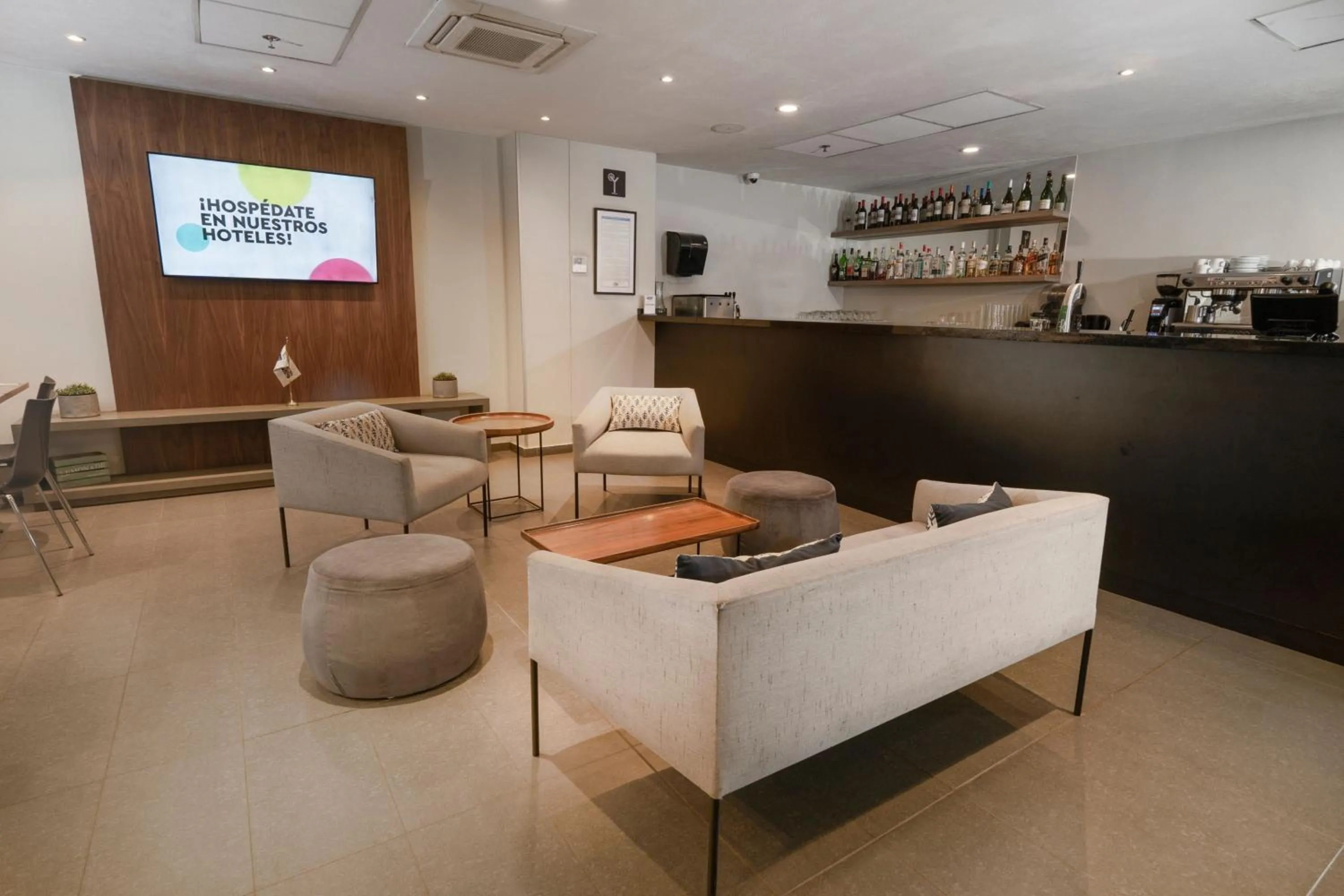 Lounge or bar in City Express by Marriott Santiago Aeropuerto