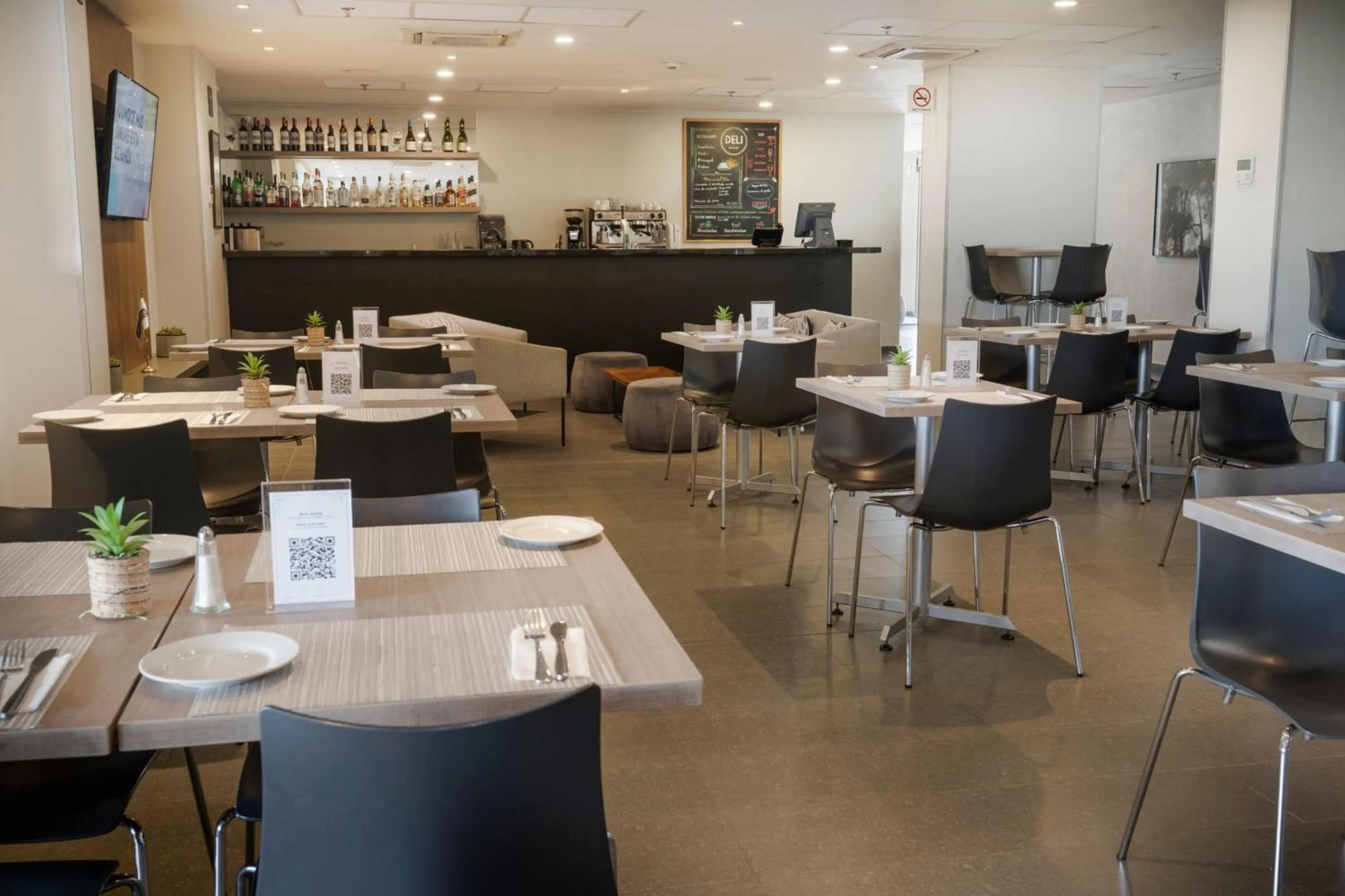 Lounge or bar in City Express by Marriott Santiago Aeropuerto