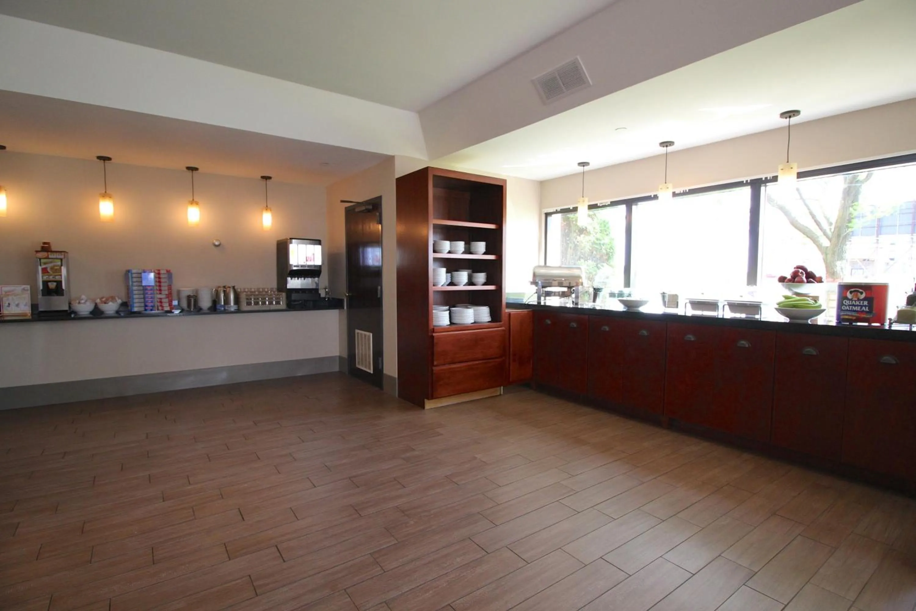 Communal kitchen in Country Inn & Suites by Radisson, Sandusky South, OH