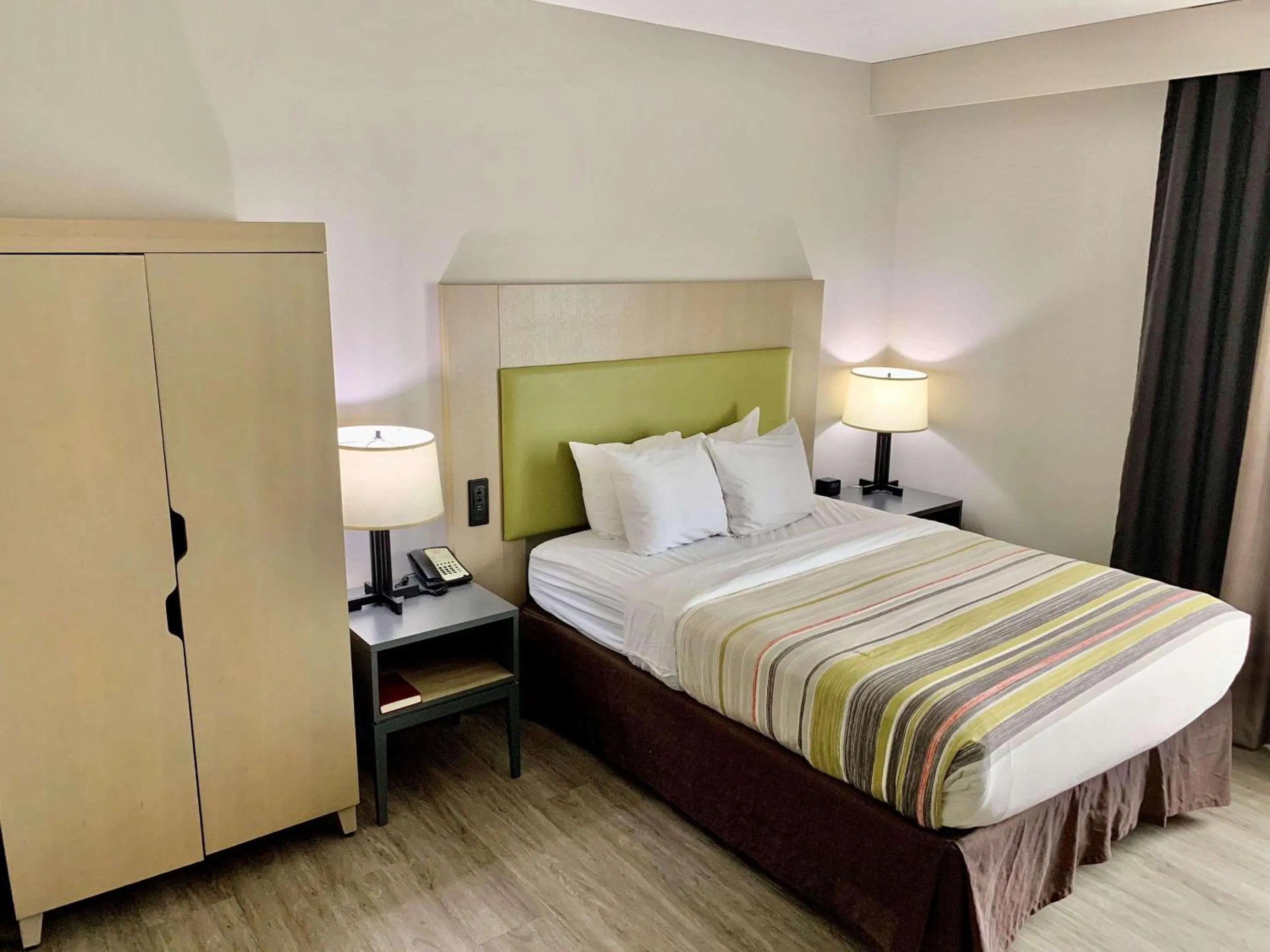 Bedroom, Bed in Country Inn & Suites by Radisson, Sandusky South, OH