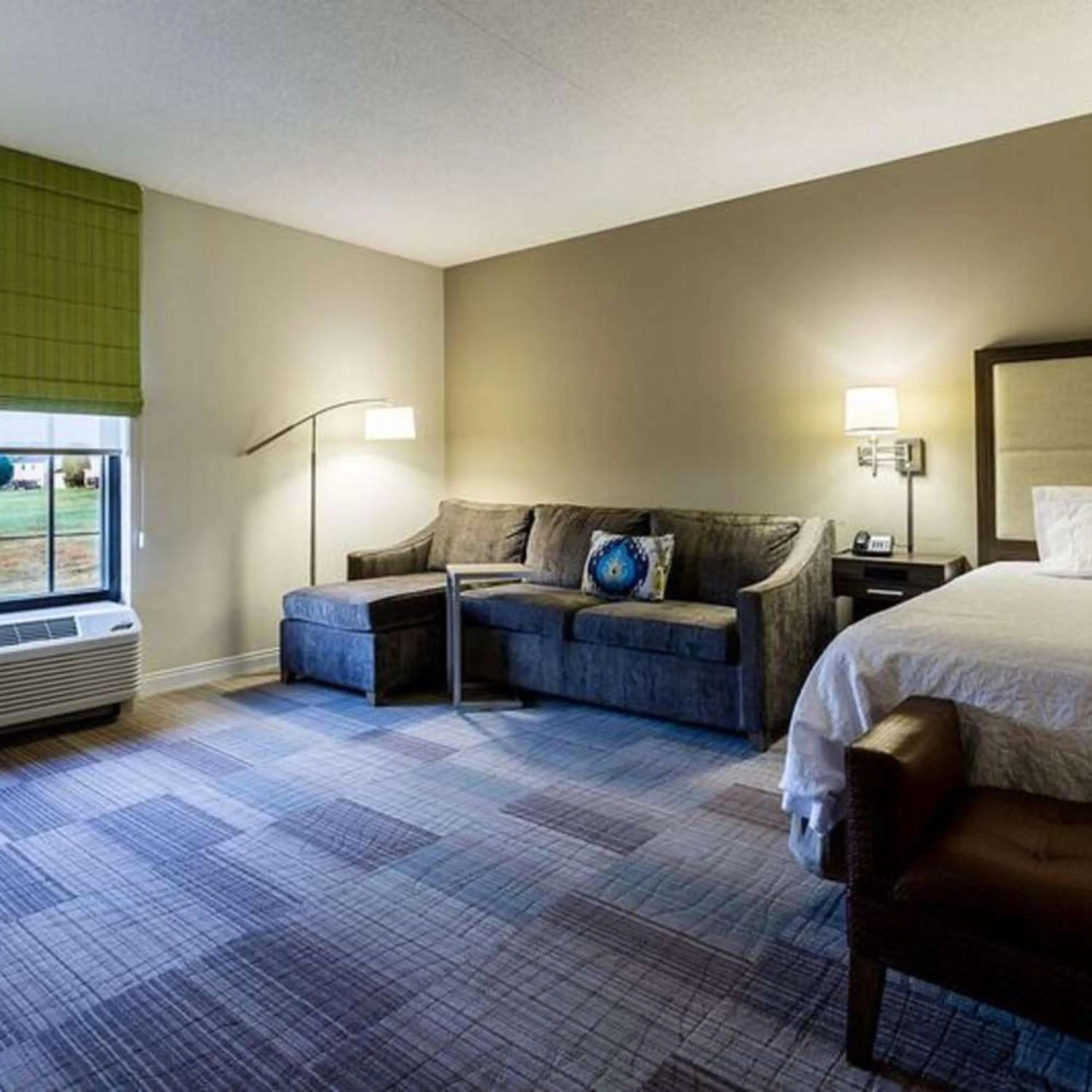 Living room, Bed in Hampton Inn Somerset
