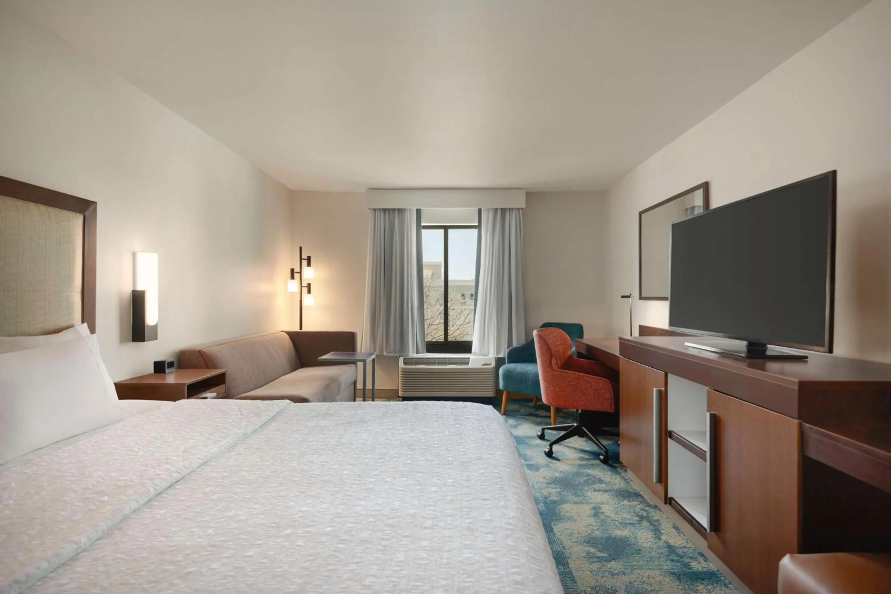 Living room, Bed in Hampton Inn & Suites San Marcos