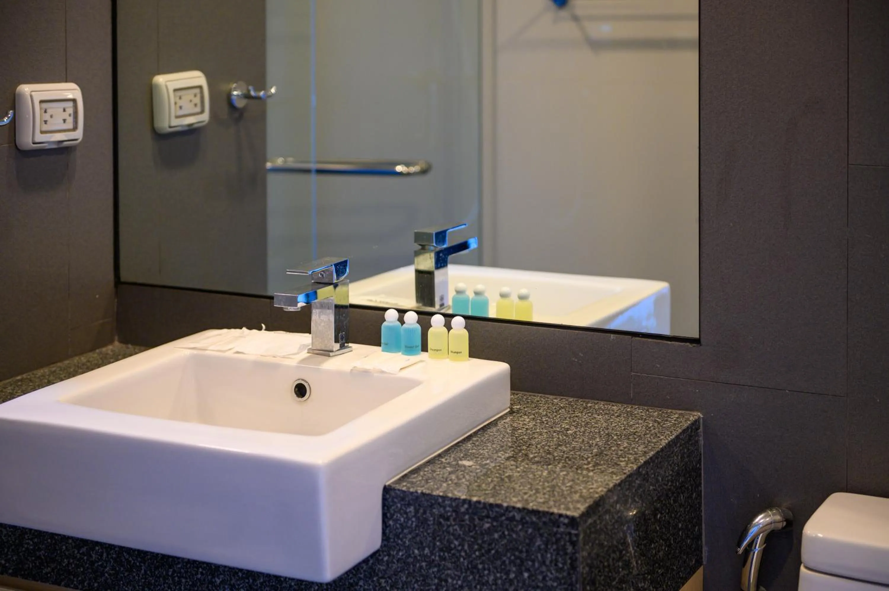 6th Avenue Surin Beach - Official Account