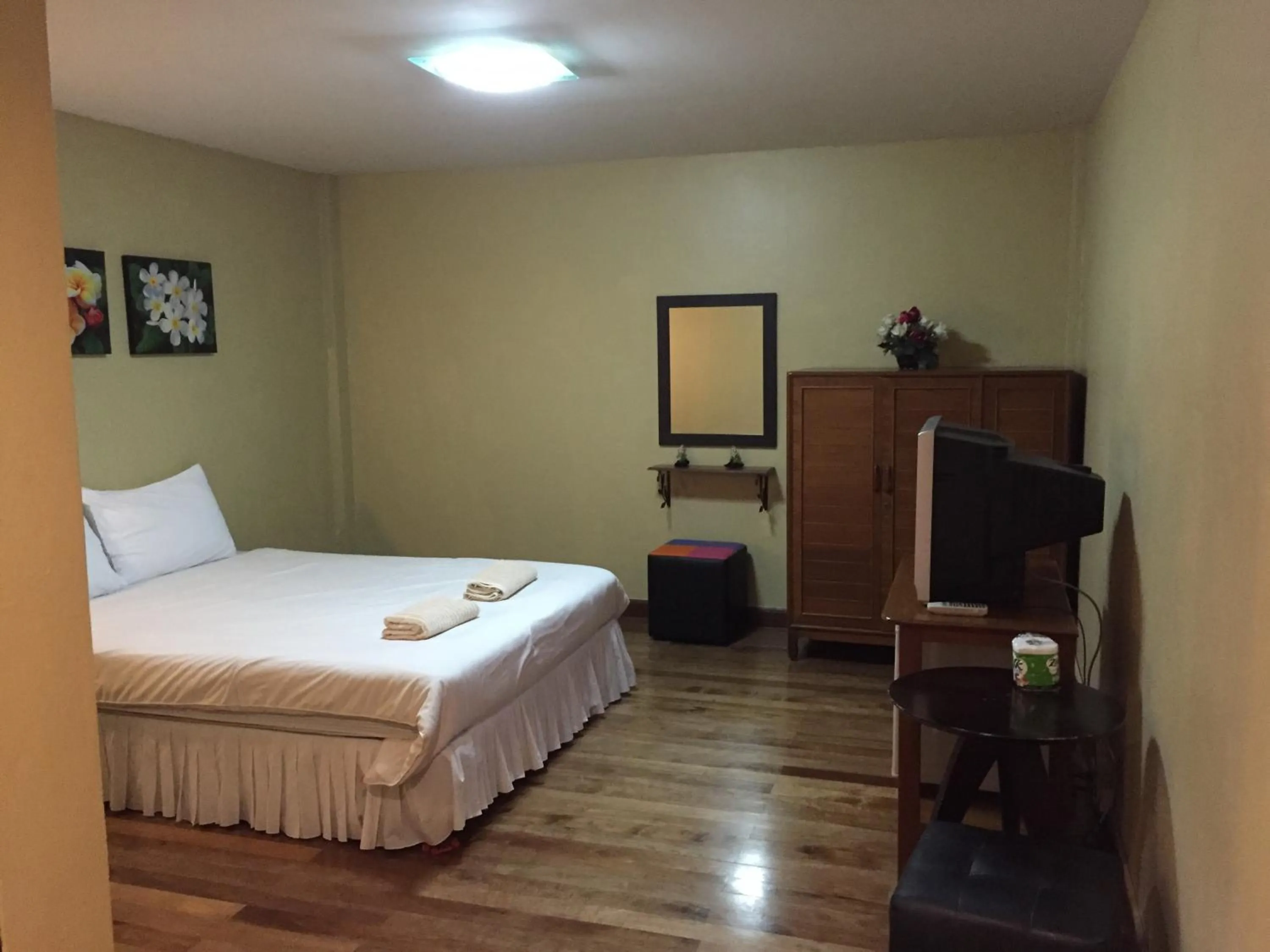 Photo of the whole room, Bed in Nawaporn Place