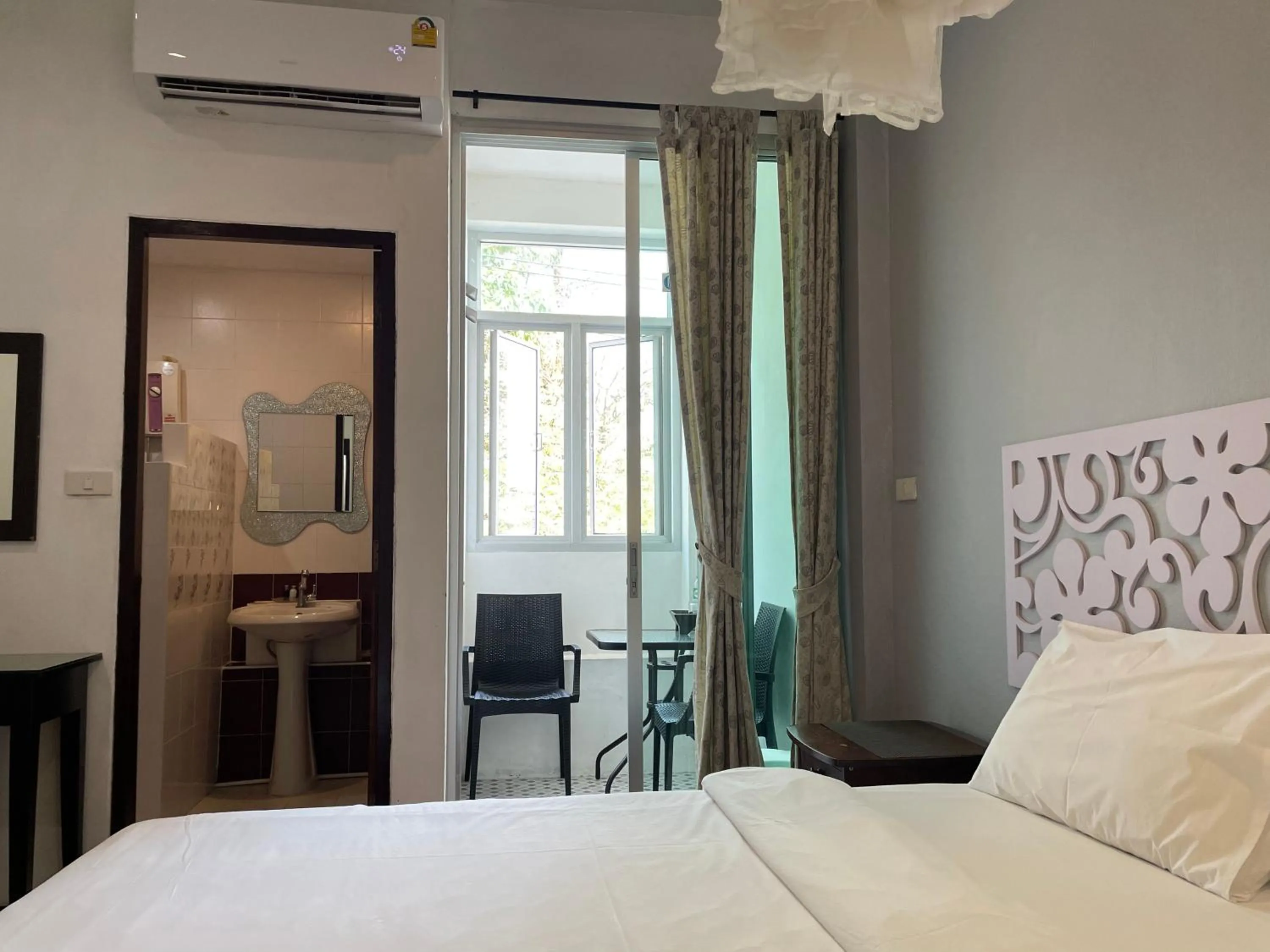 Seating area, Bed in Nawaporn Place