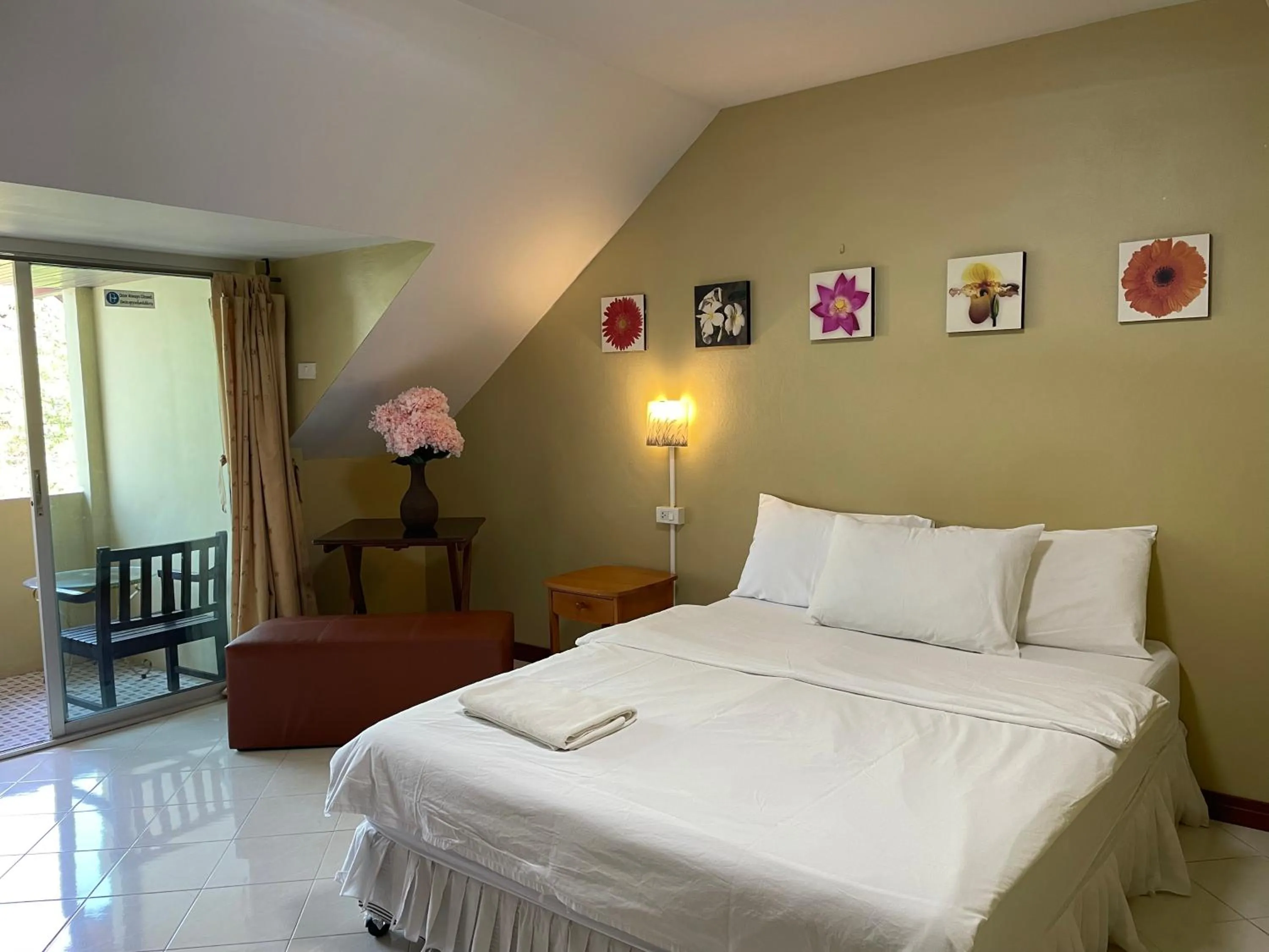 Bed in Nawaporn Place