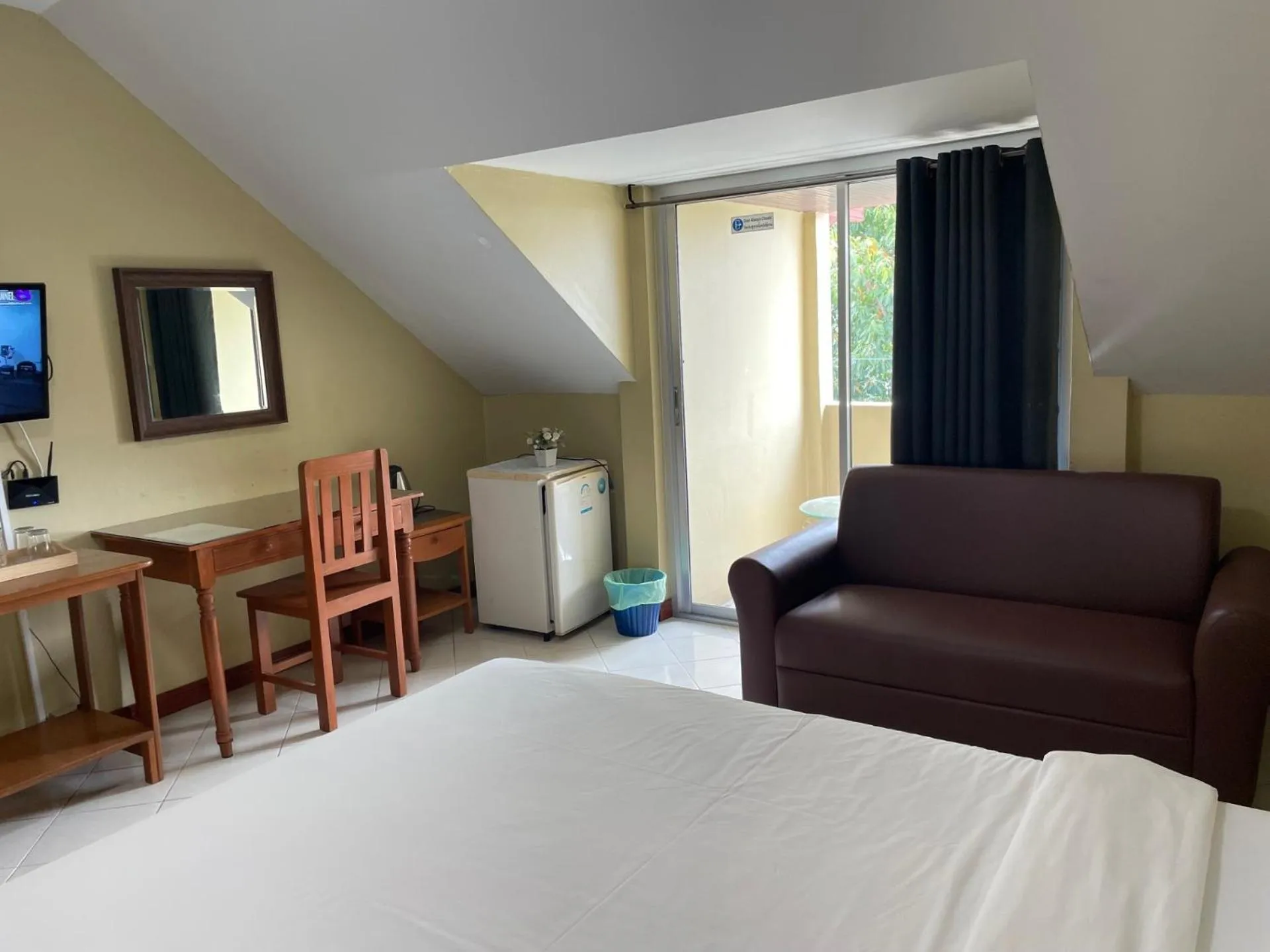 Living room, Bed in Nawaporn Place