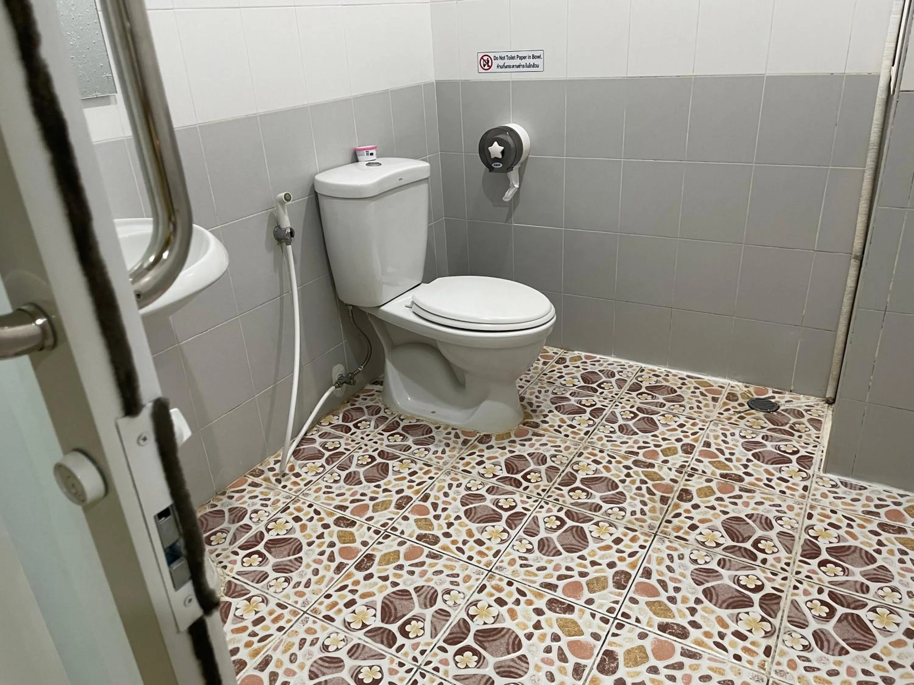 Toilet in Nawaporn Place