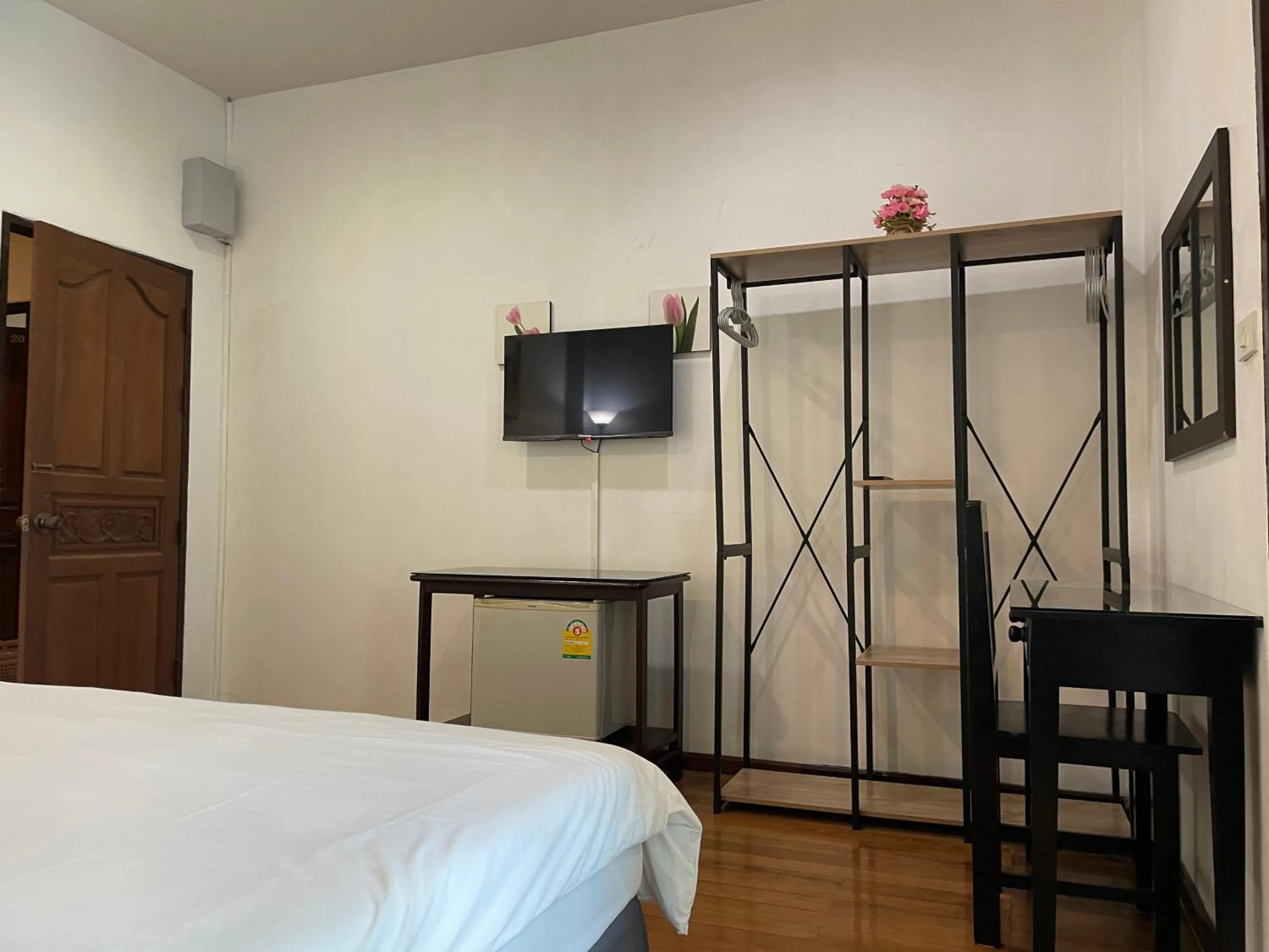 wardrobe, Bed in Nawaporn Place
