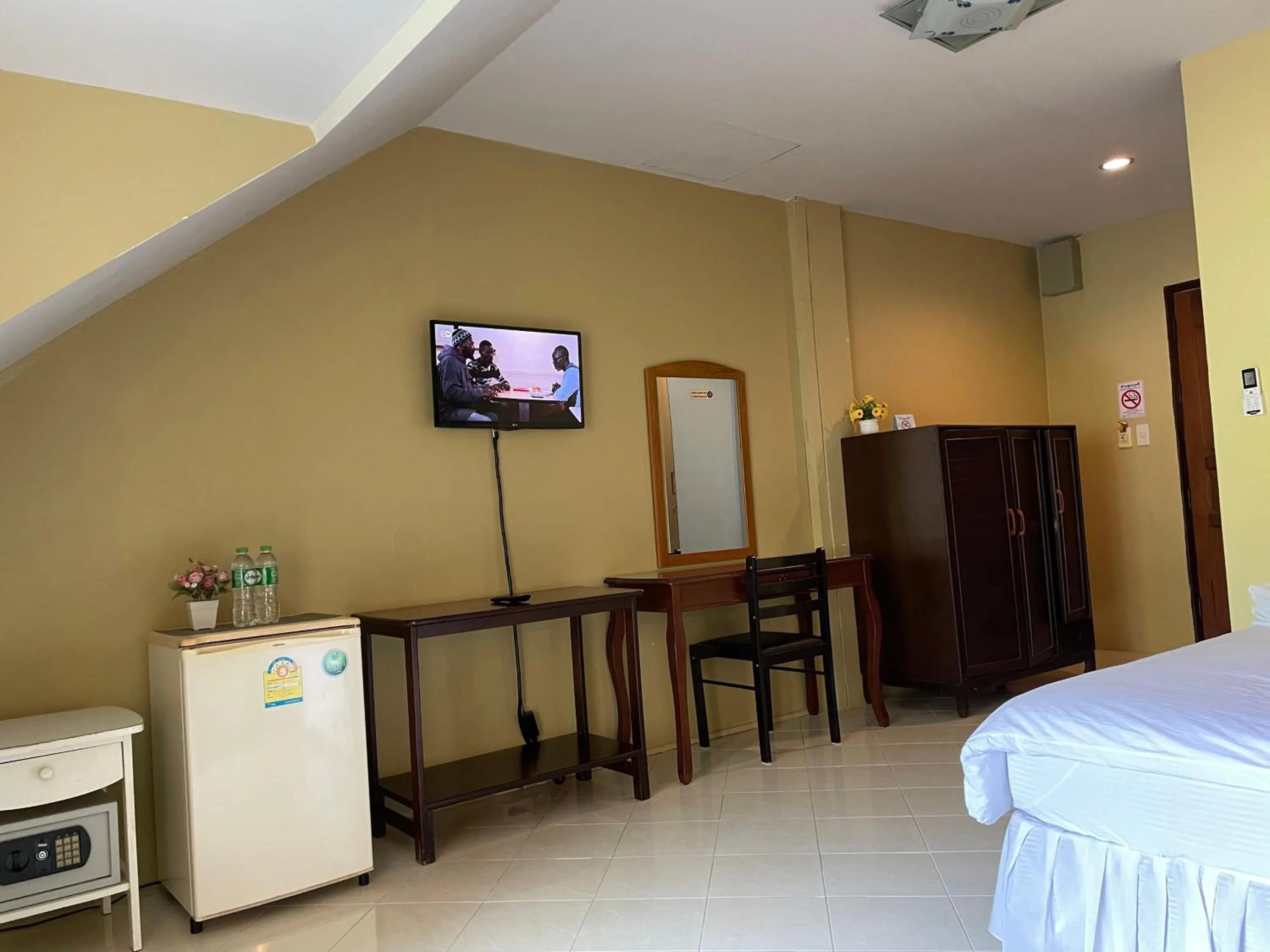 Communal lounge/ TV room, Bed in Nawaporn Place