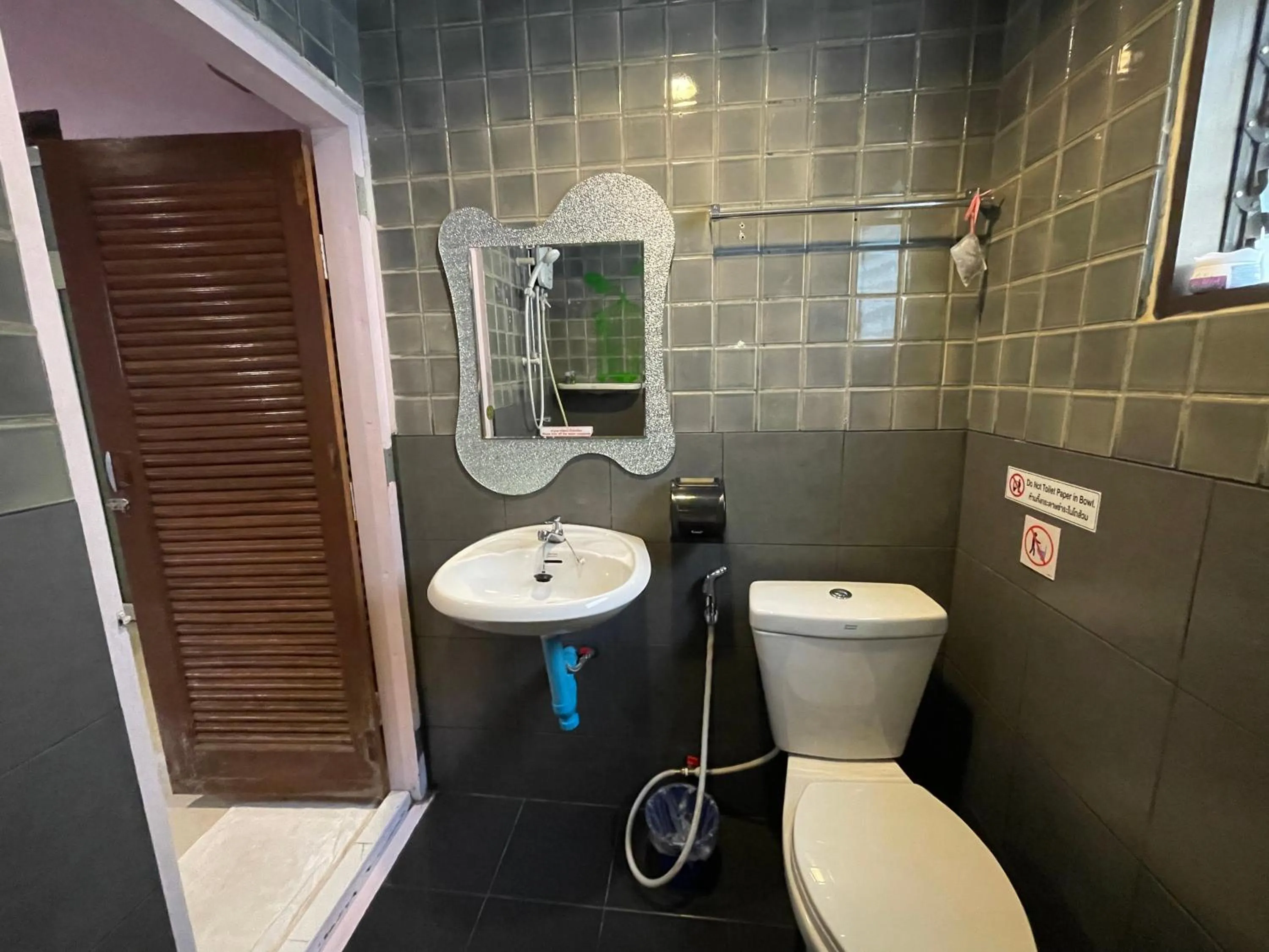 Shower in Nawaporn Place