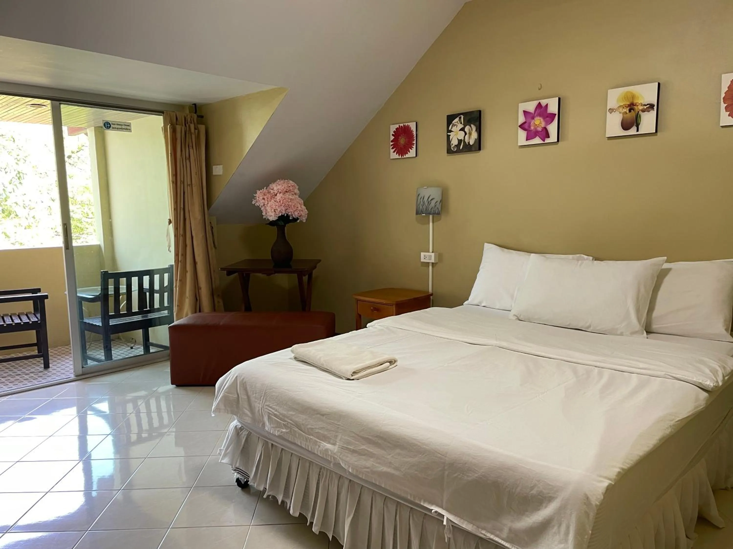 Photo of the whole room, Bed in Nawaporn Place