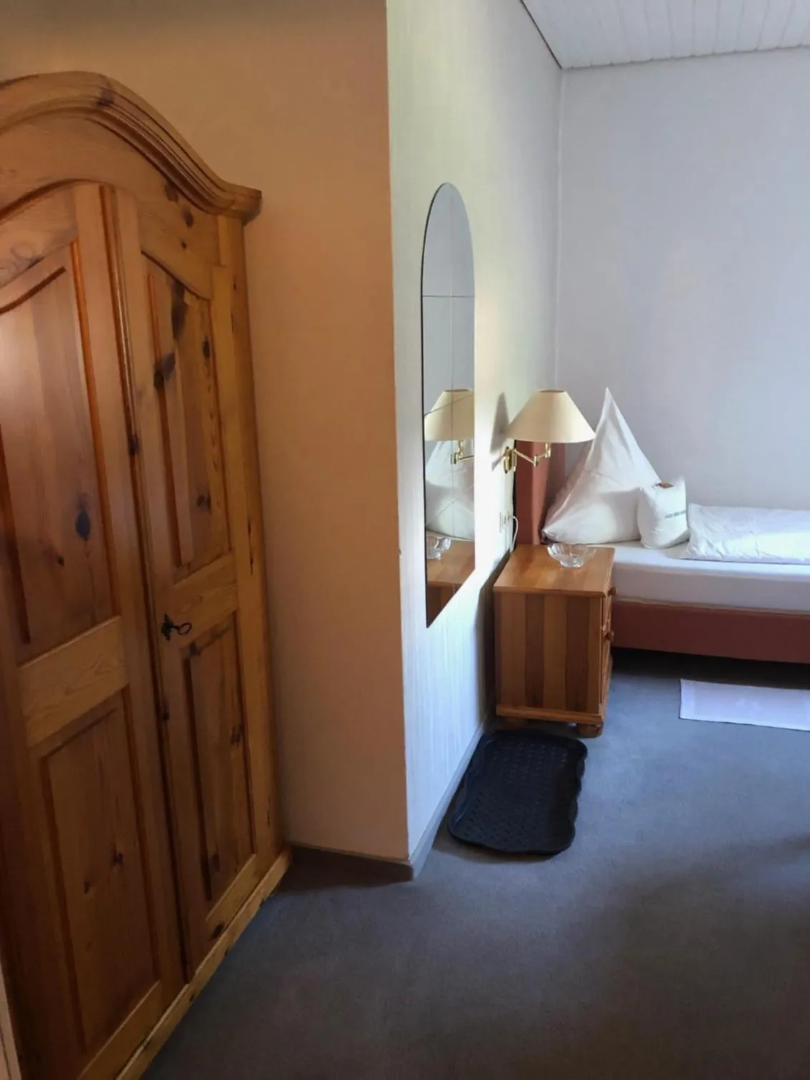 wardrobe, Bed in Haus Drei Tannen