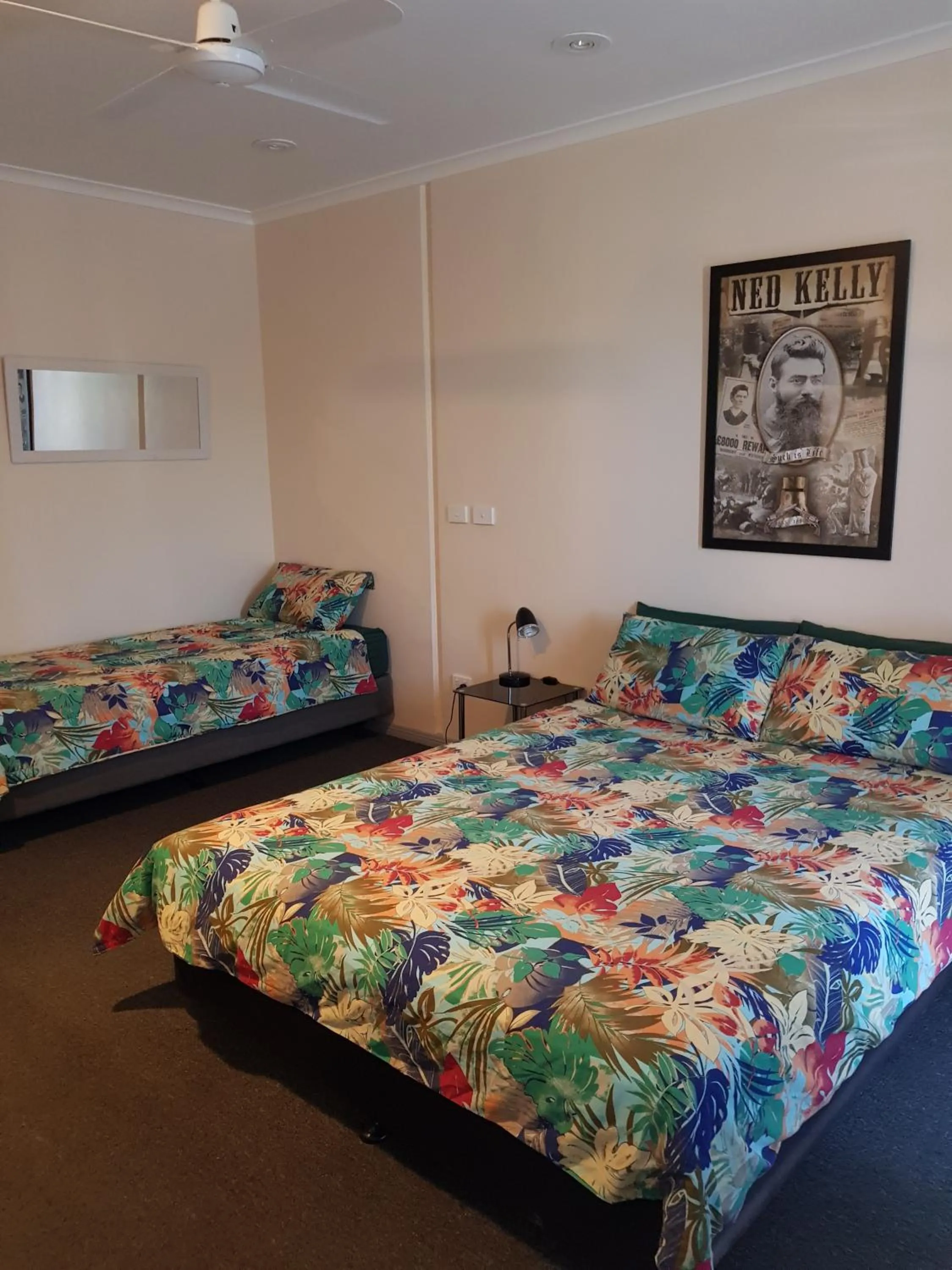 Bed in Wentworth Central Motor Inn