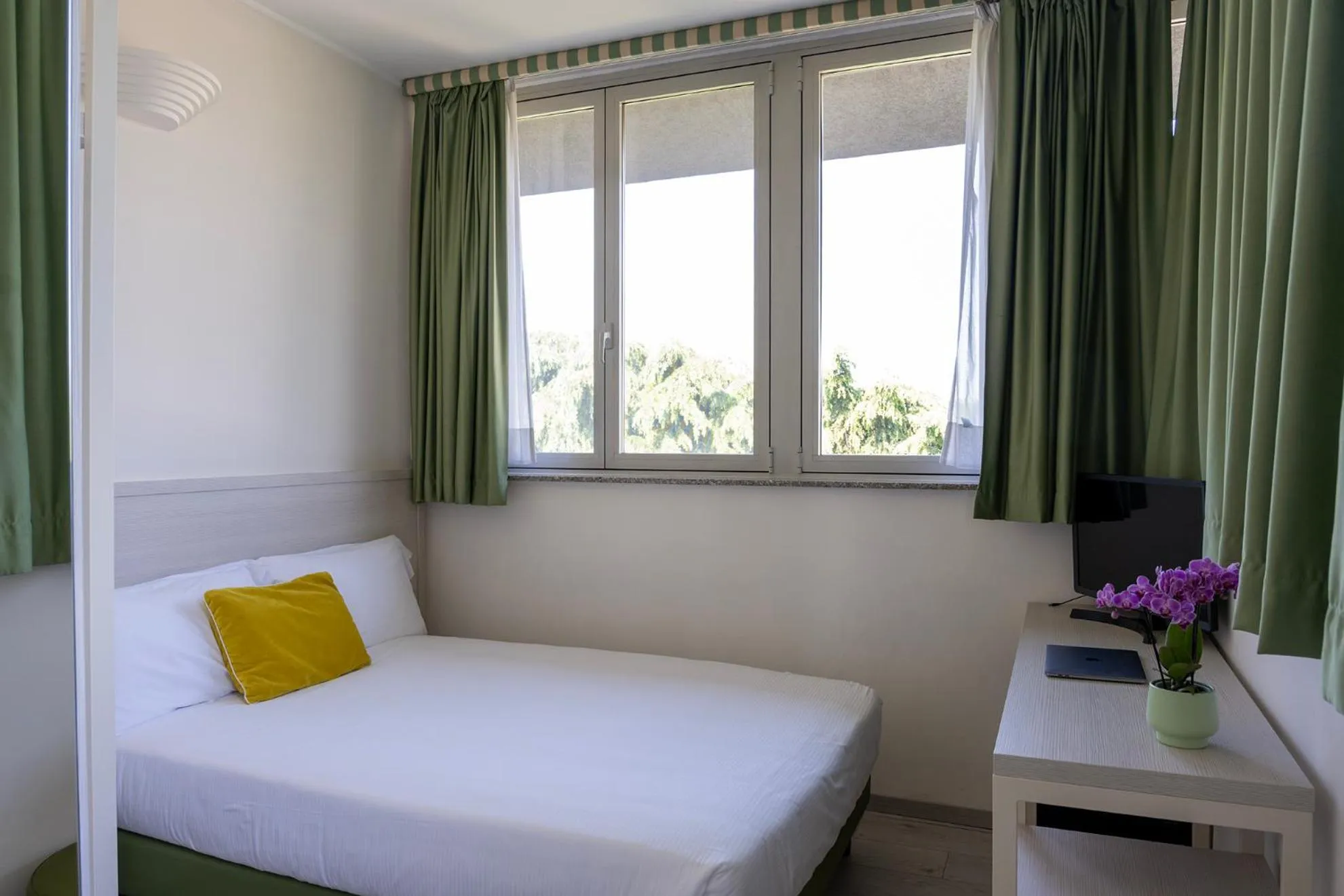 Photo of the whole room, Bed in Hotel Embassy