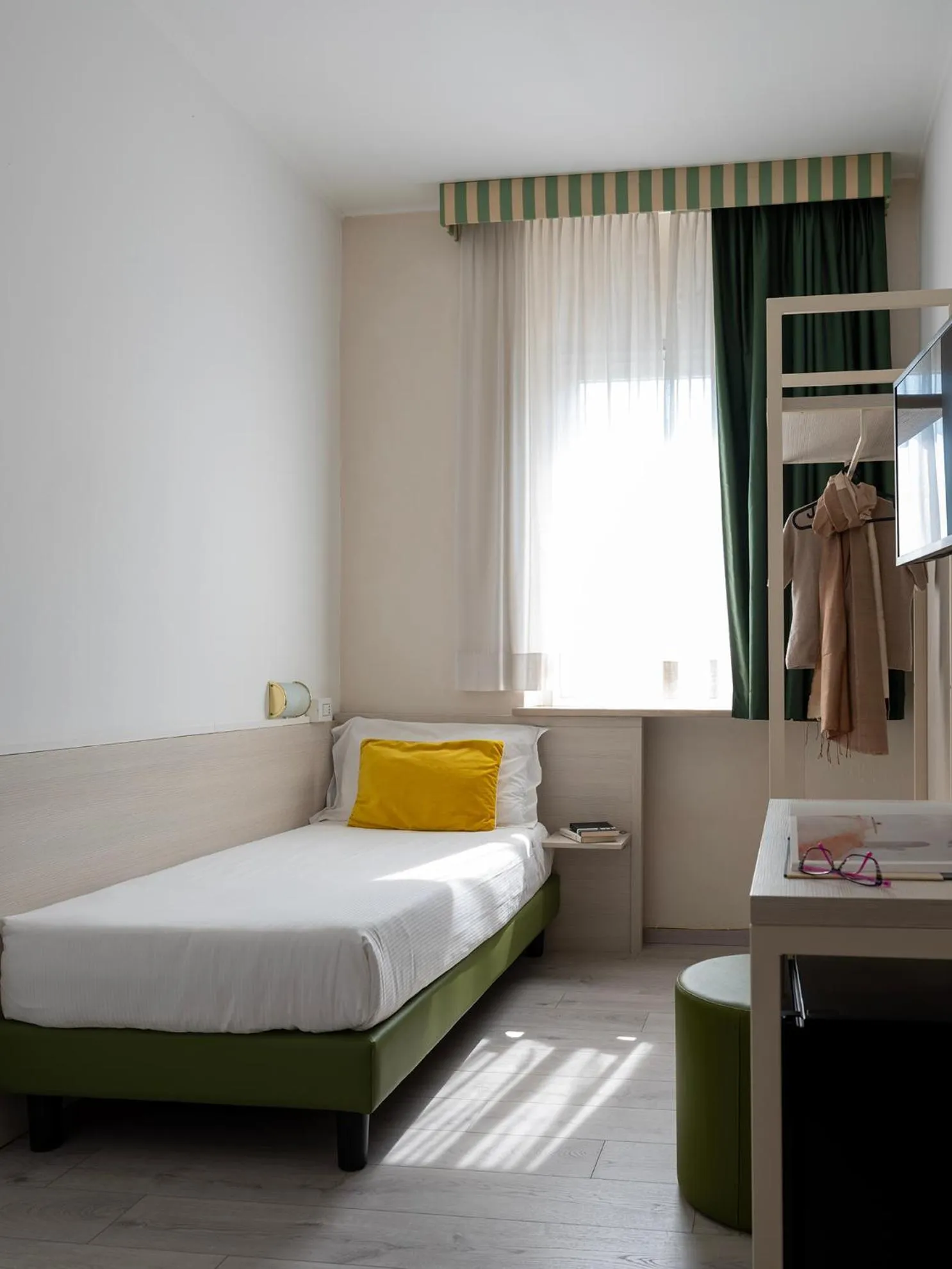 Bedroom, Bed in Hotel Embassy