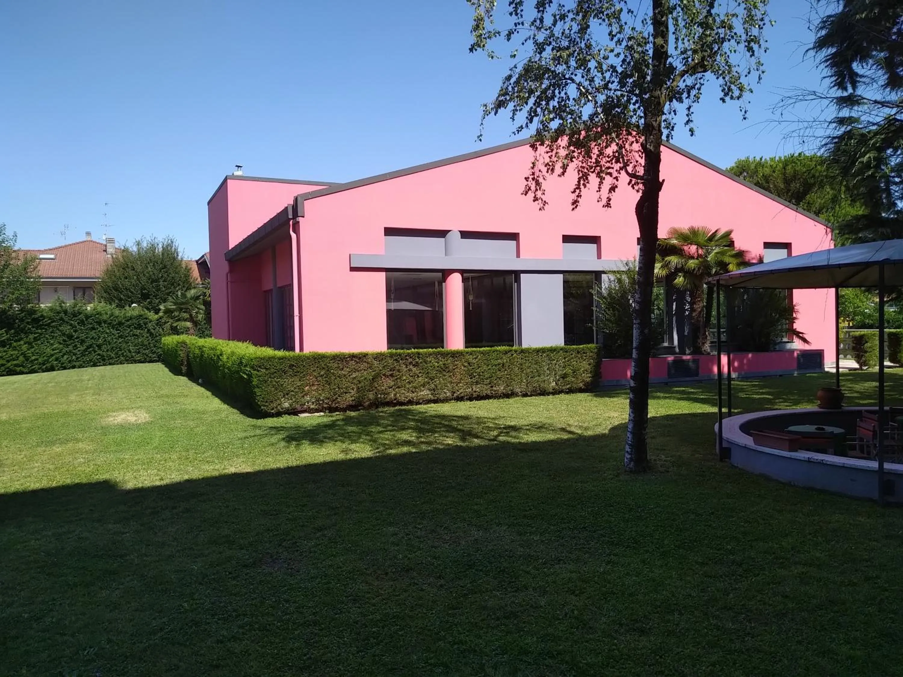 Restaurant/places to eat in Hotel Embassy